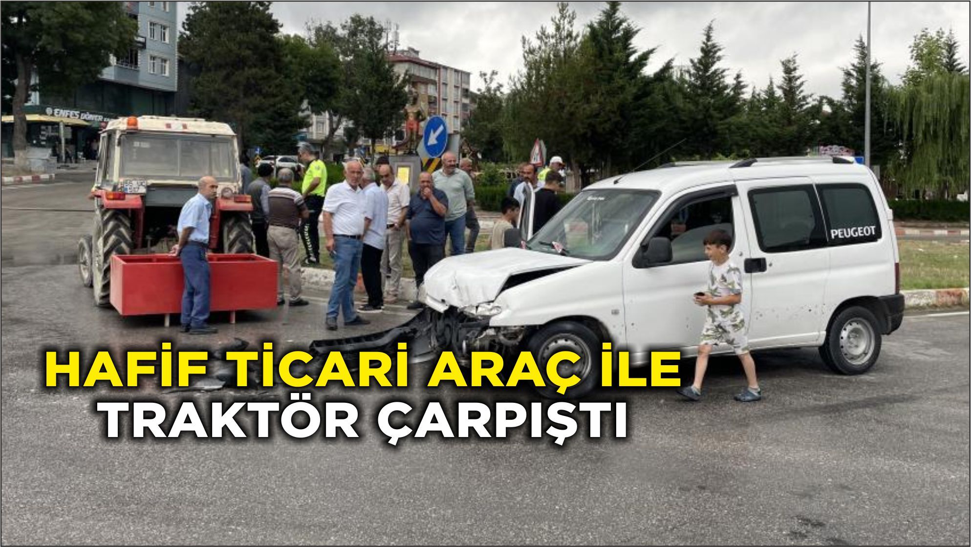Kavak'da hafif ticari araç ile traktör çarpıştı