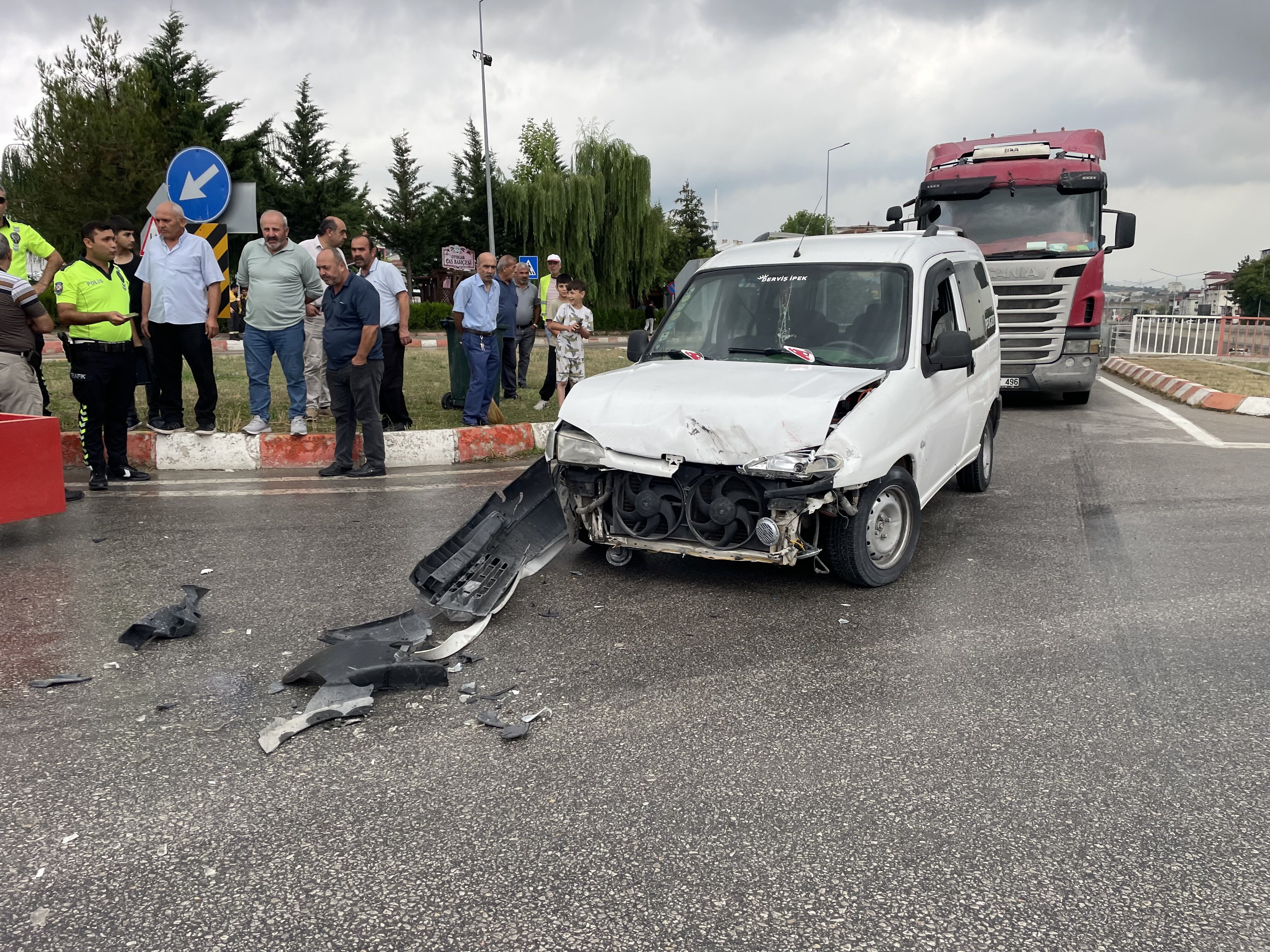 Hafif Ticari Araç Ile Traktör Çarpıştı1