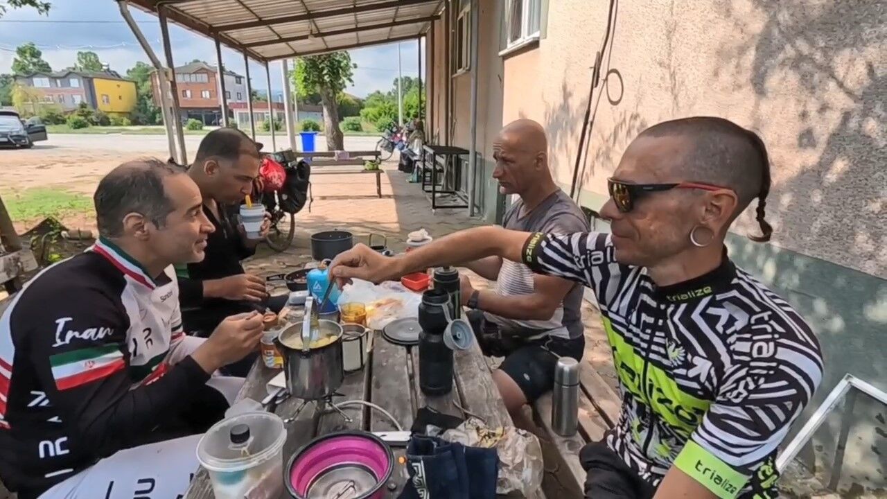 Karadeniz'i Bisikletle Keşfettiler, Türk Misafirperverliğine Hayran Kaldılar (5)