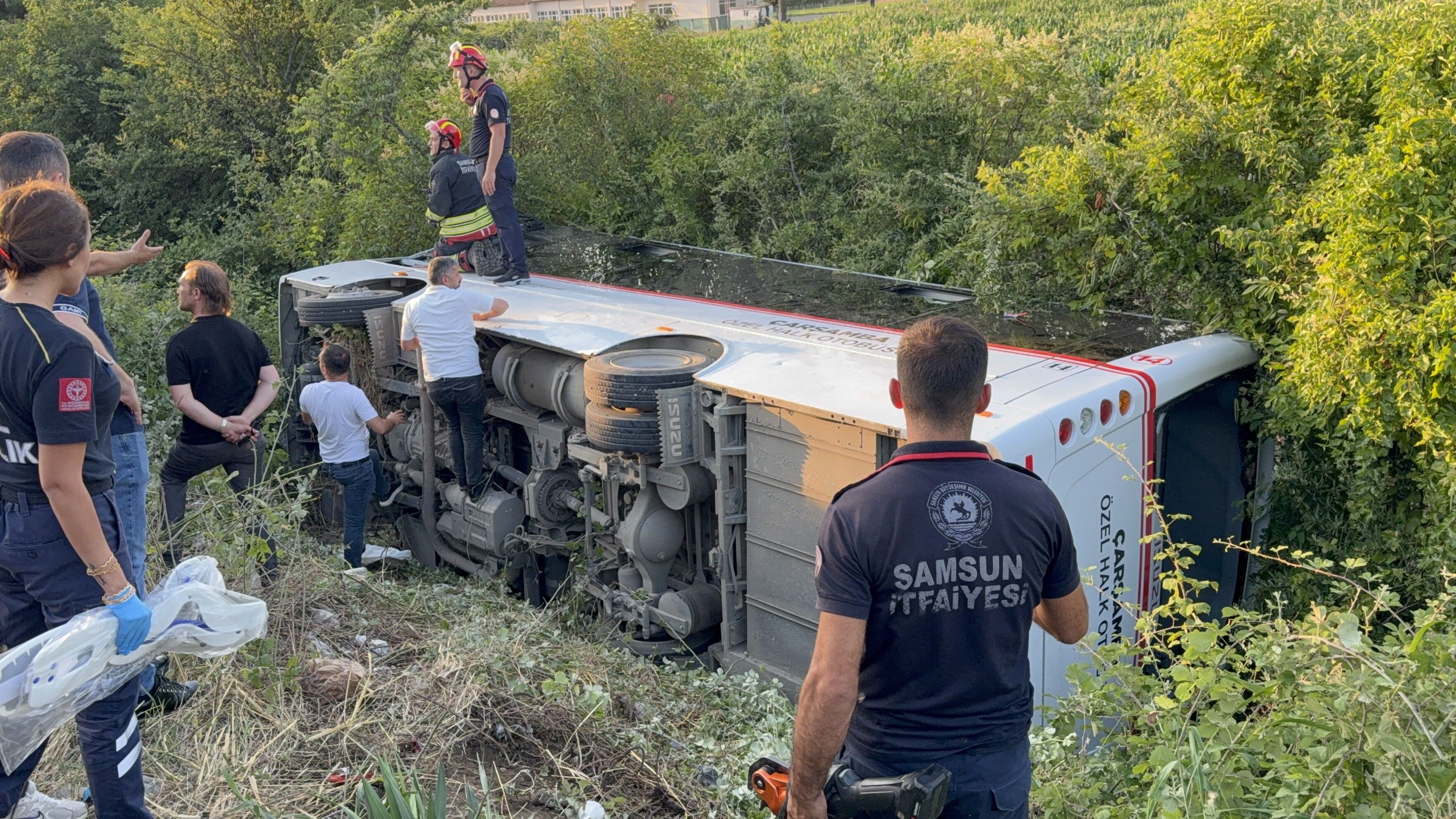 Samsun’da Özel Halk Otobüsü Devrildi 21 Yaralı (2)