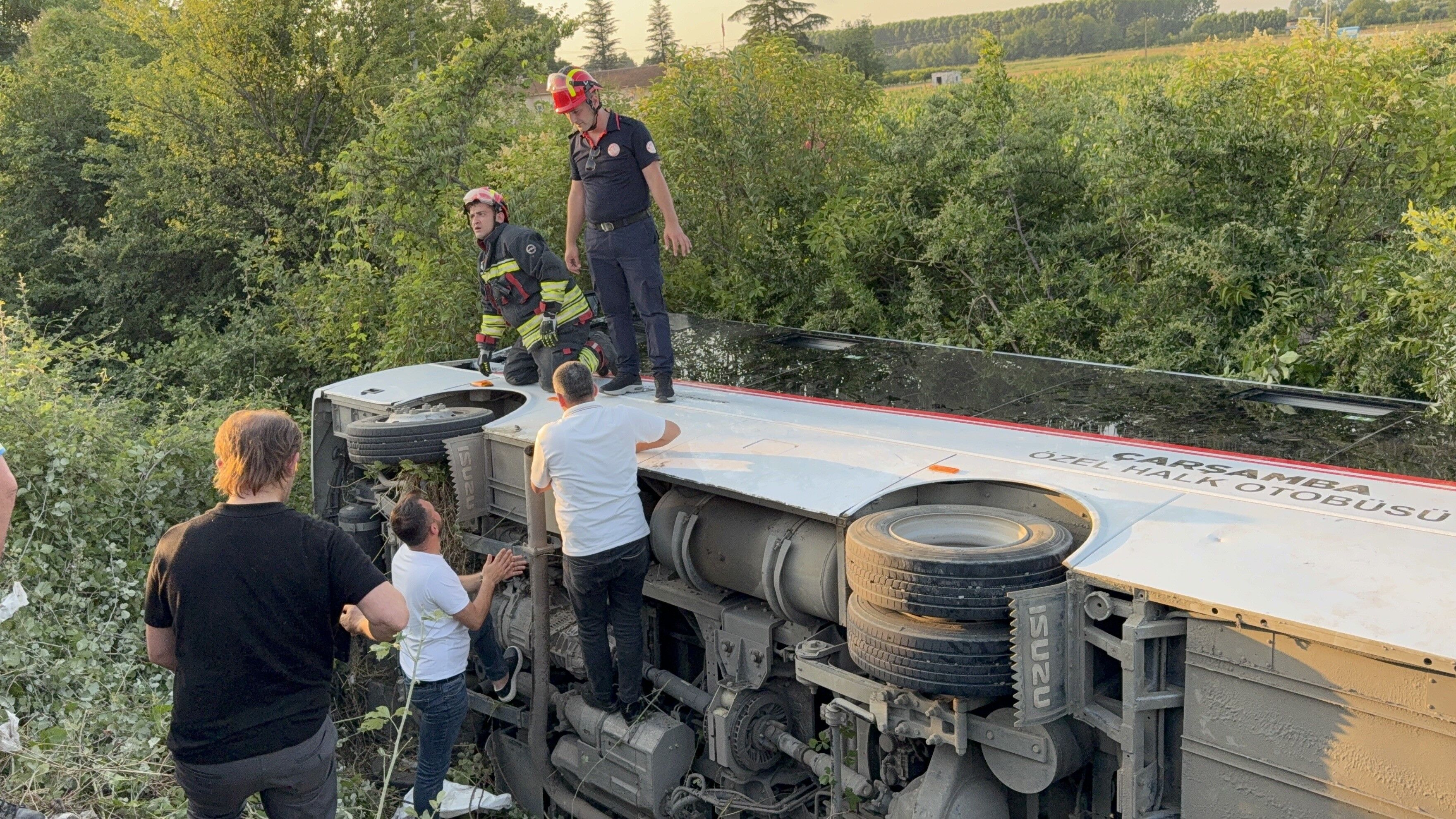 Samsun’da Özel Halk Otobüsü Devrildi 21 Yaralı (3)