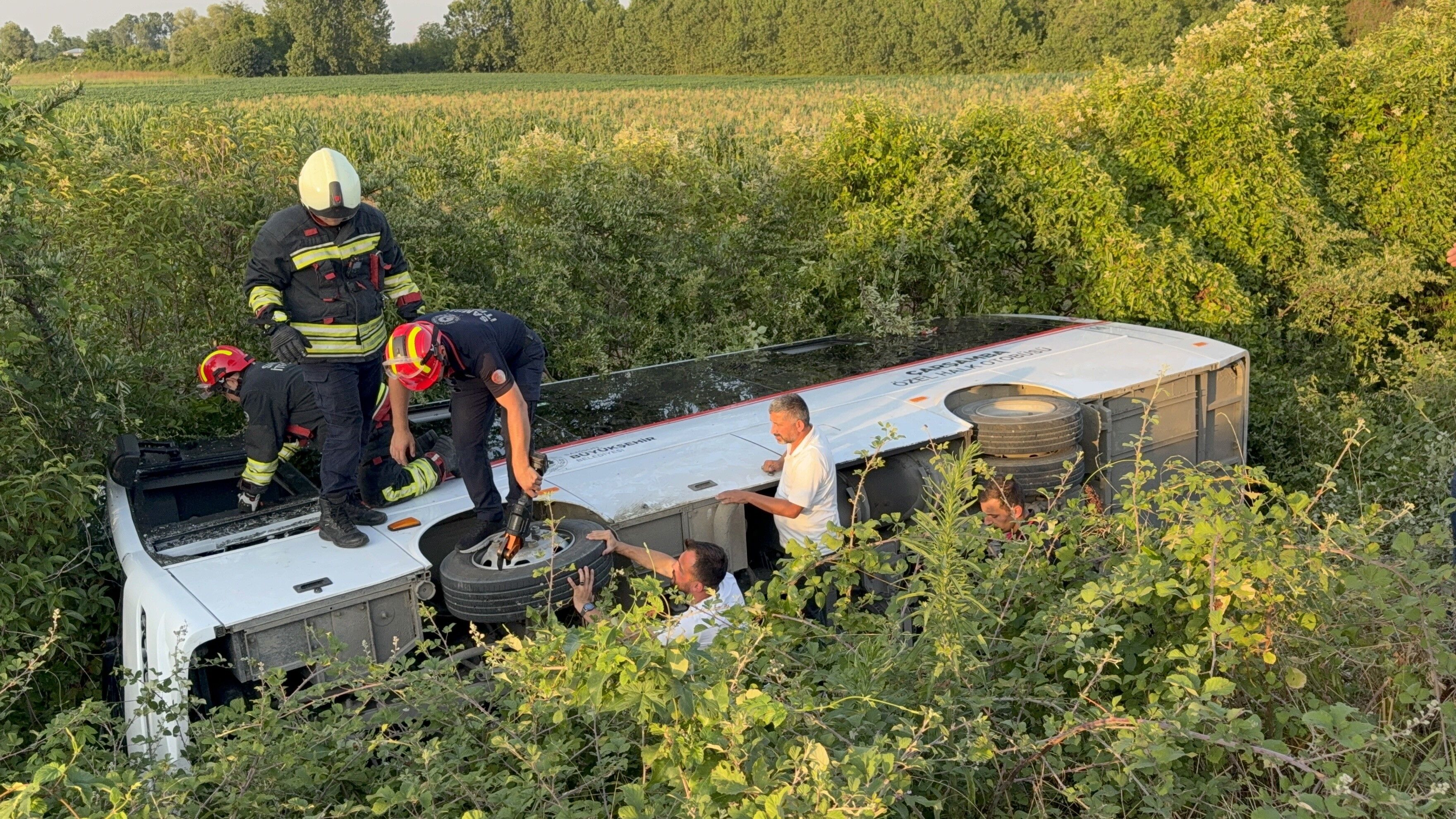 Samsun’da Özel Halk Otobüsü Devrildi 21 Yaralı (6)