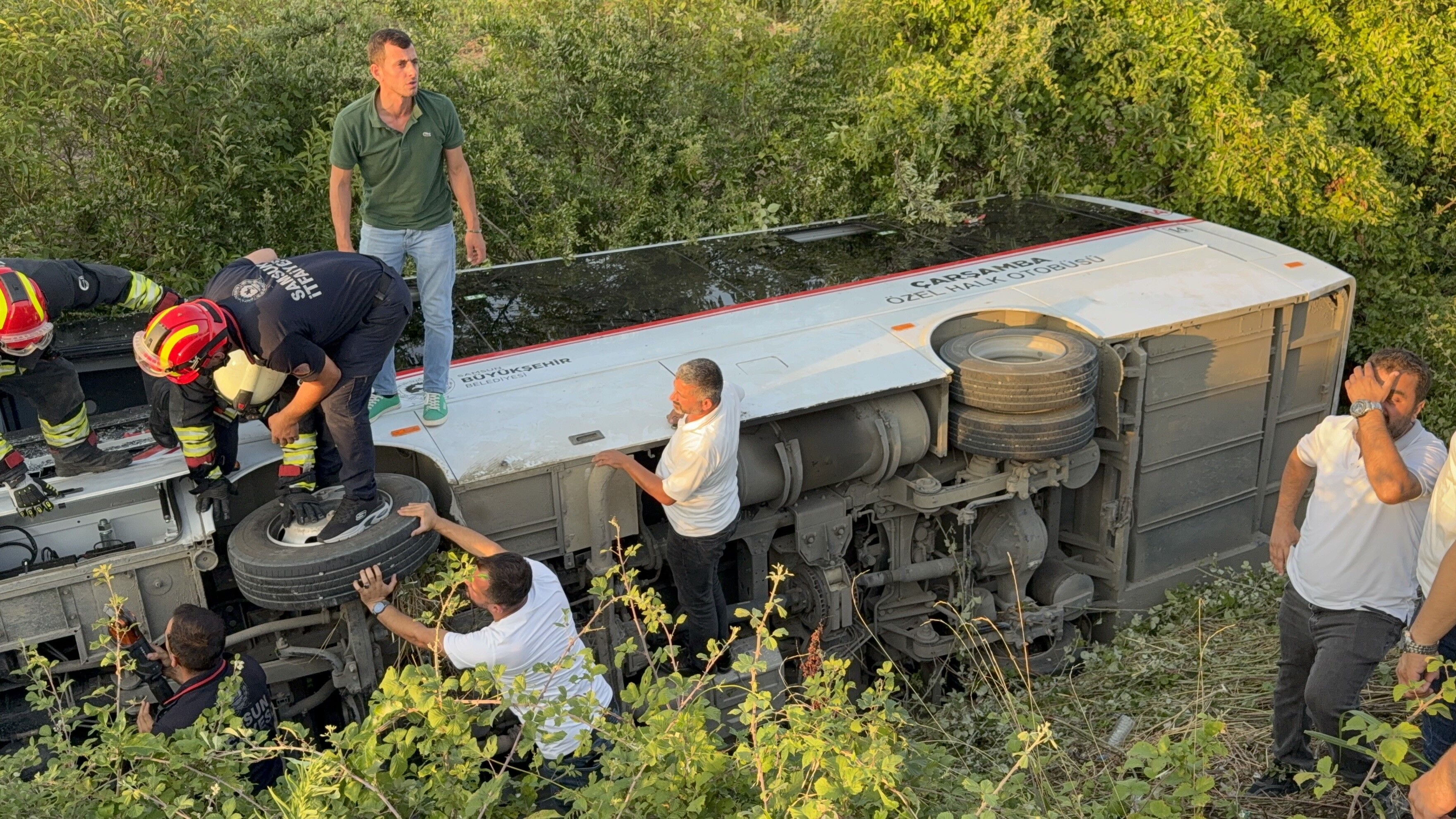 Samsun’da Özel Halk Otobüsü Devrildi 21 Yaralı (8)