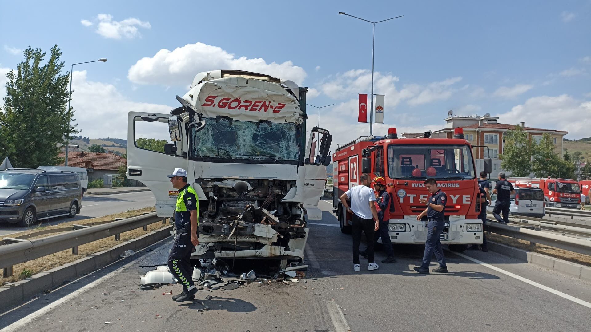 Tavuk Yüklü Tır, Önündeki Kamyona Çarptı