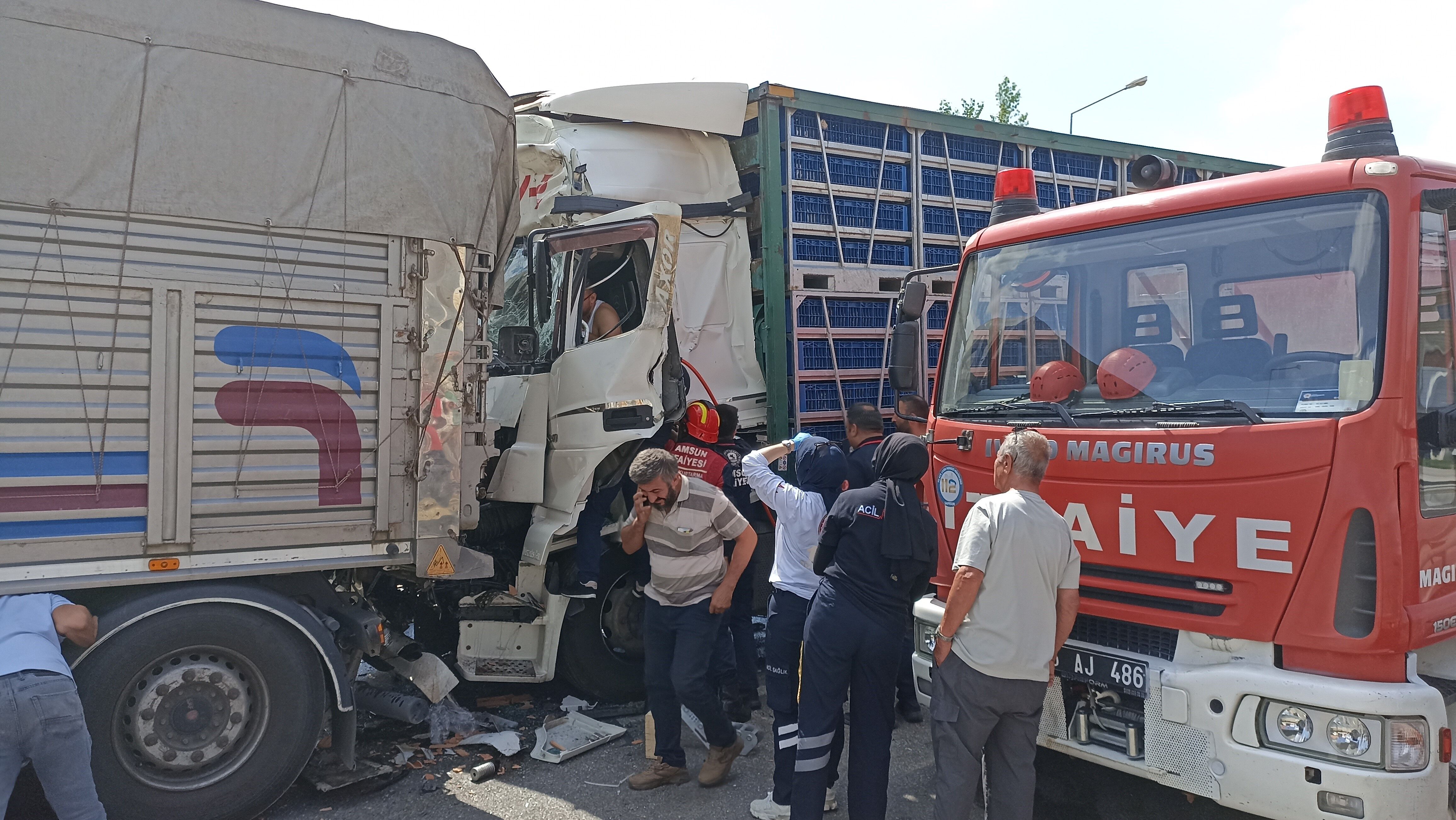 Tavuk Yüklü Tır, Önündeki Kamyona Çarptı2