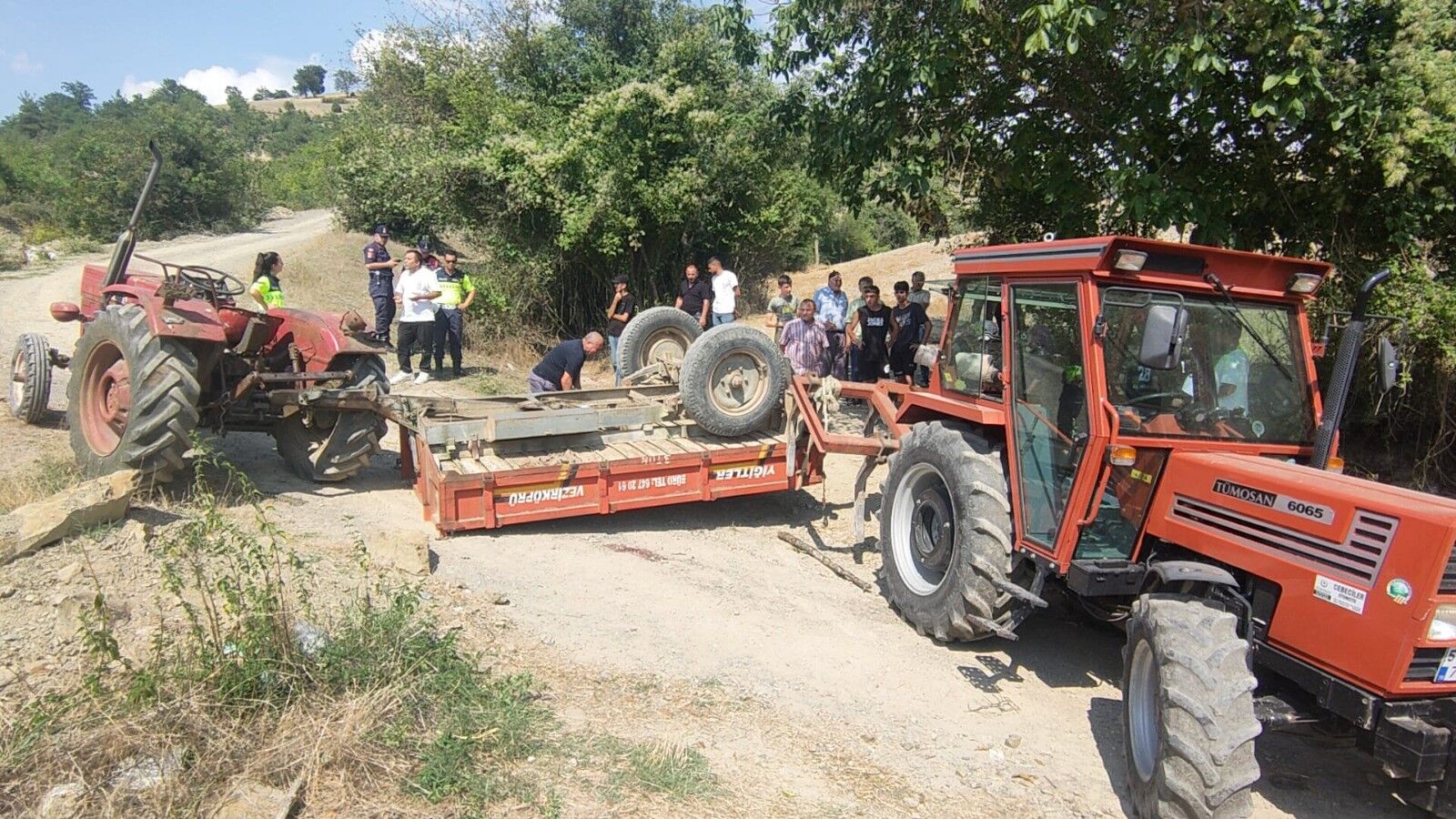 Vezirköprü'de Traktör Devrildi 1 Ölü, 3'Ü Çocuk 7 Yaralı (2)