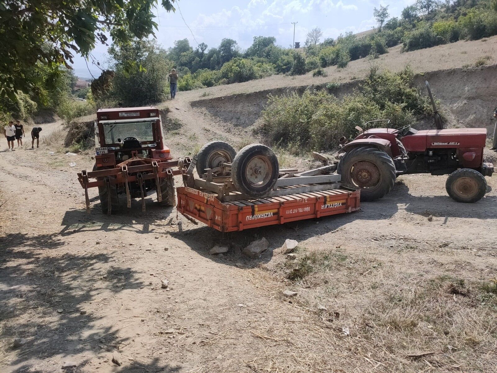 Vezirköprü'de Traktör Devrildi 1 Ölü, 3'Ü Çocuk 7 Yaralı (3)