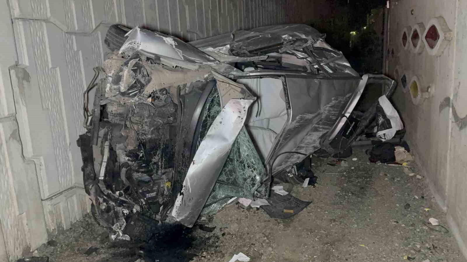 Samsun'da takla atarak hurdaya dönen otomobilde 2 kişi yaralandı
