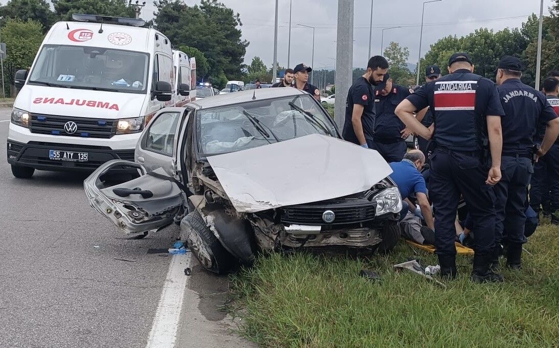 Terme'de otomobiller çarpıştı: 5 yaralı
