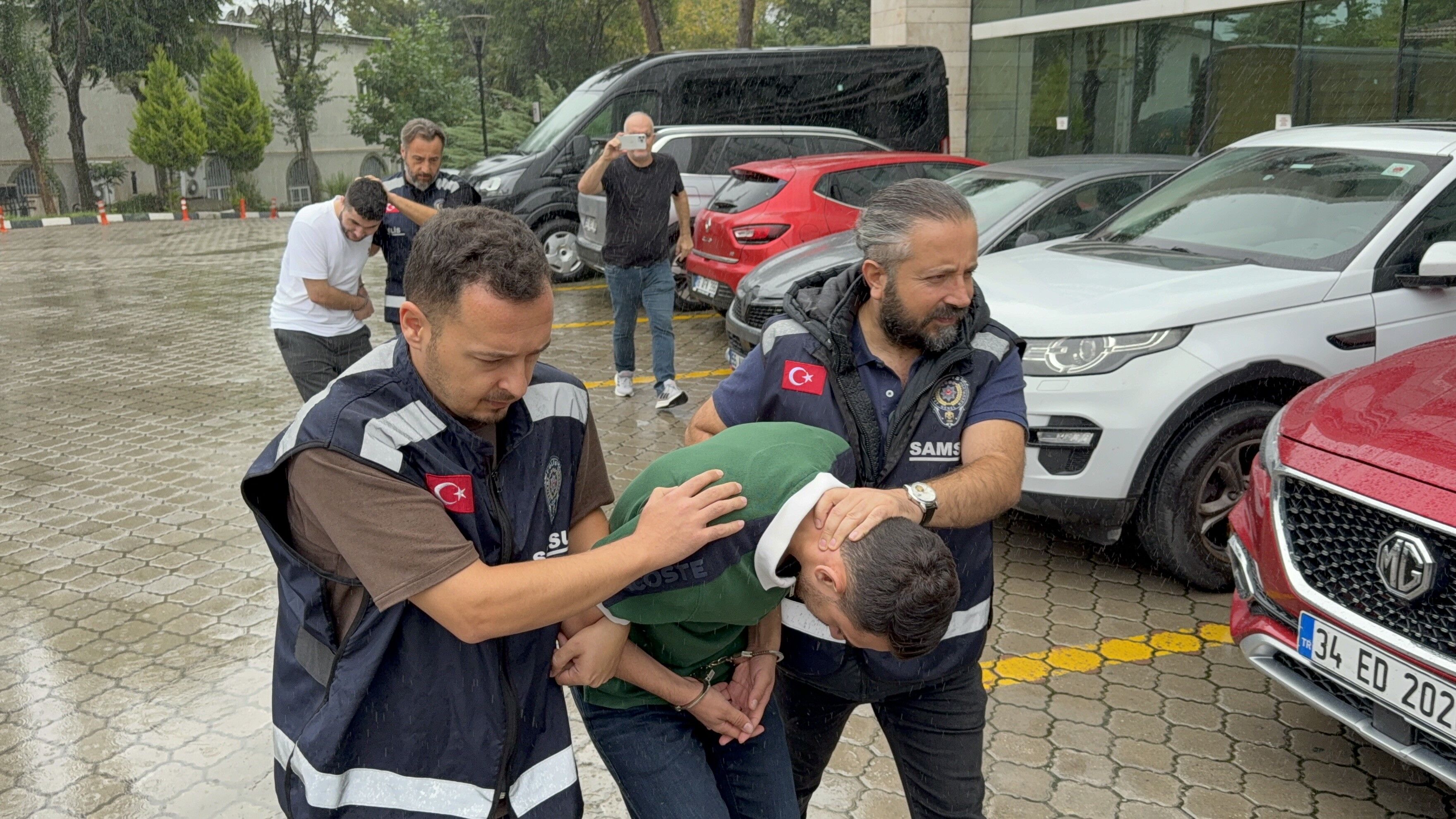 Ağlayan Kadını Fark Eden Samsun Polisinin Operasyonu Ile Yakalanan 3 Kişi Tutuklandı
