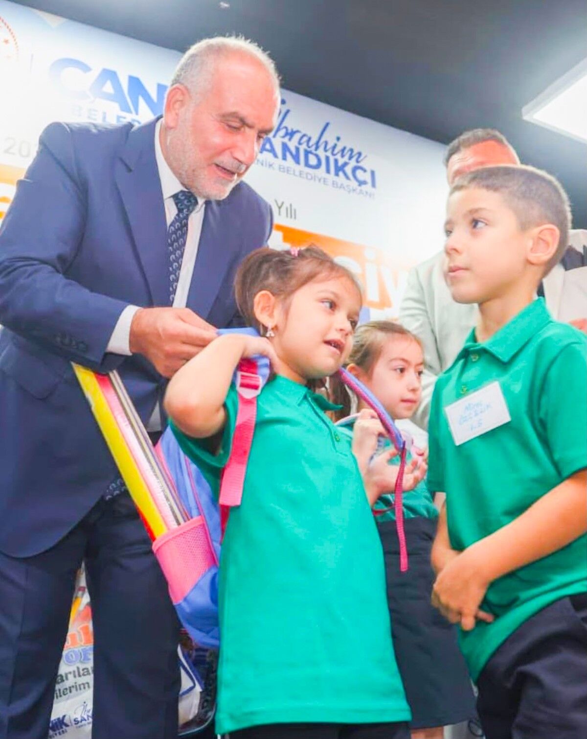 Birinci Sınıfa Başlayan Tüm Öğrencilere Çanta Ve Kırtasiye Seti Belediyemizden Hediye