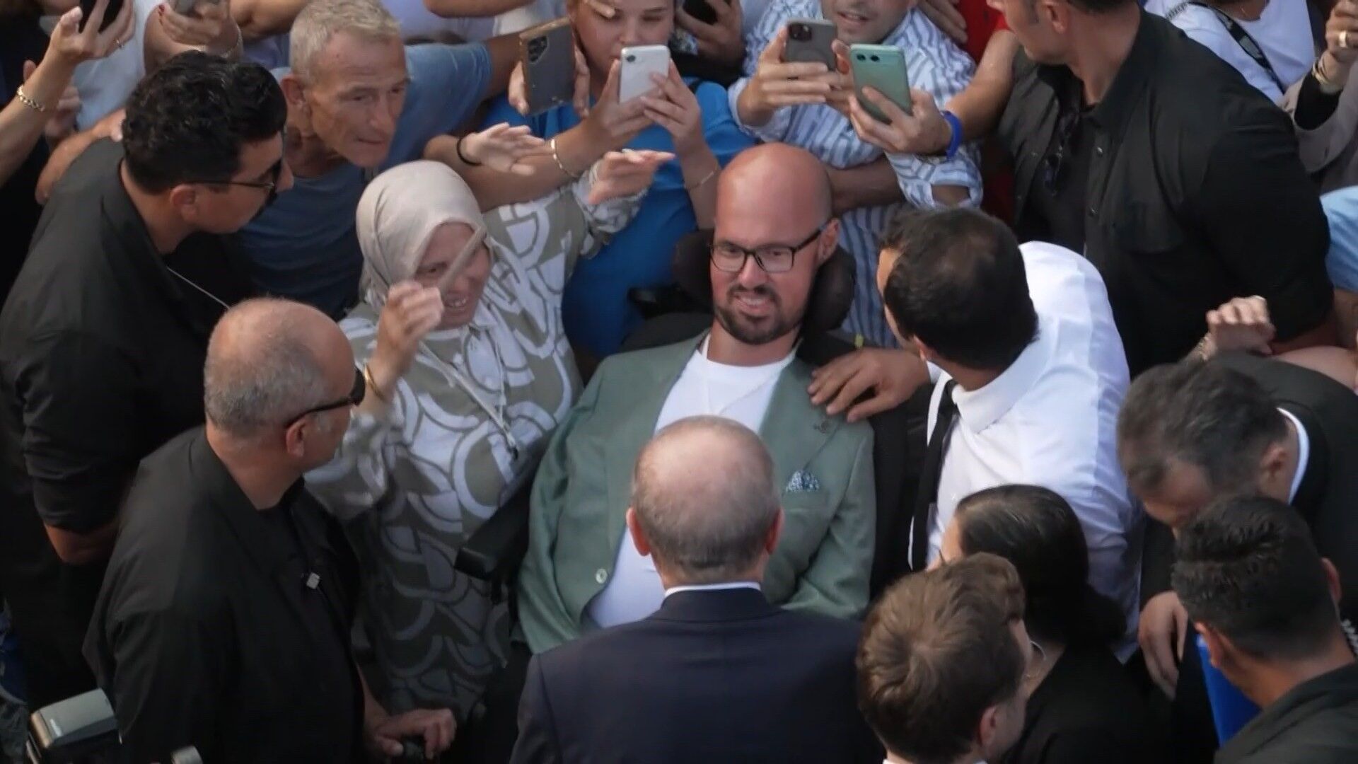 Cumhurbaşkanı Erdoğan'ın Otobüsü Durdurup Yanına Gittiği Engelli Genç Konuştu