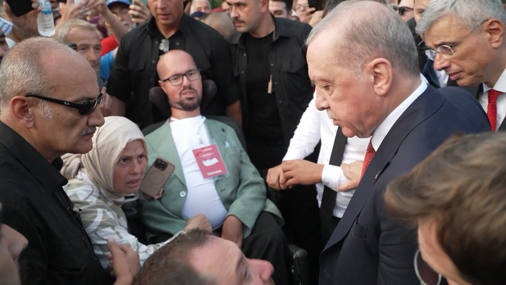 Cumhurbaşkanı Erdoğan'ın otobüsü durdurup yanına gittiği engelli genç konuştu: 'Unutamayacağım bir andı'