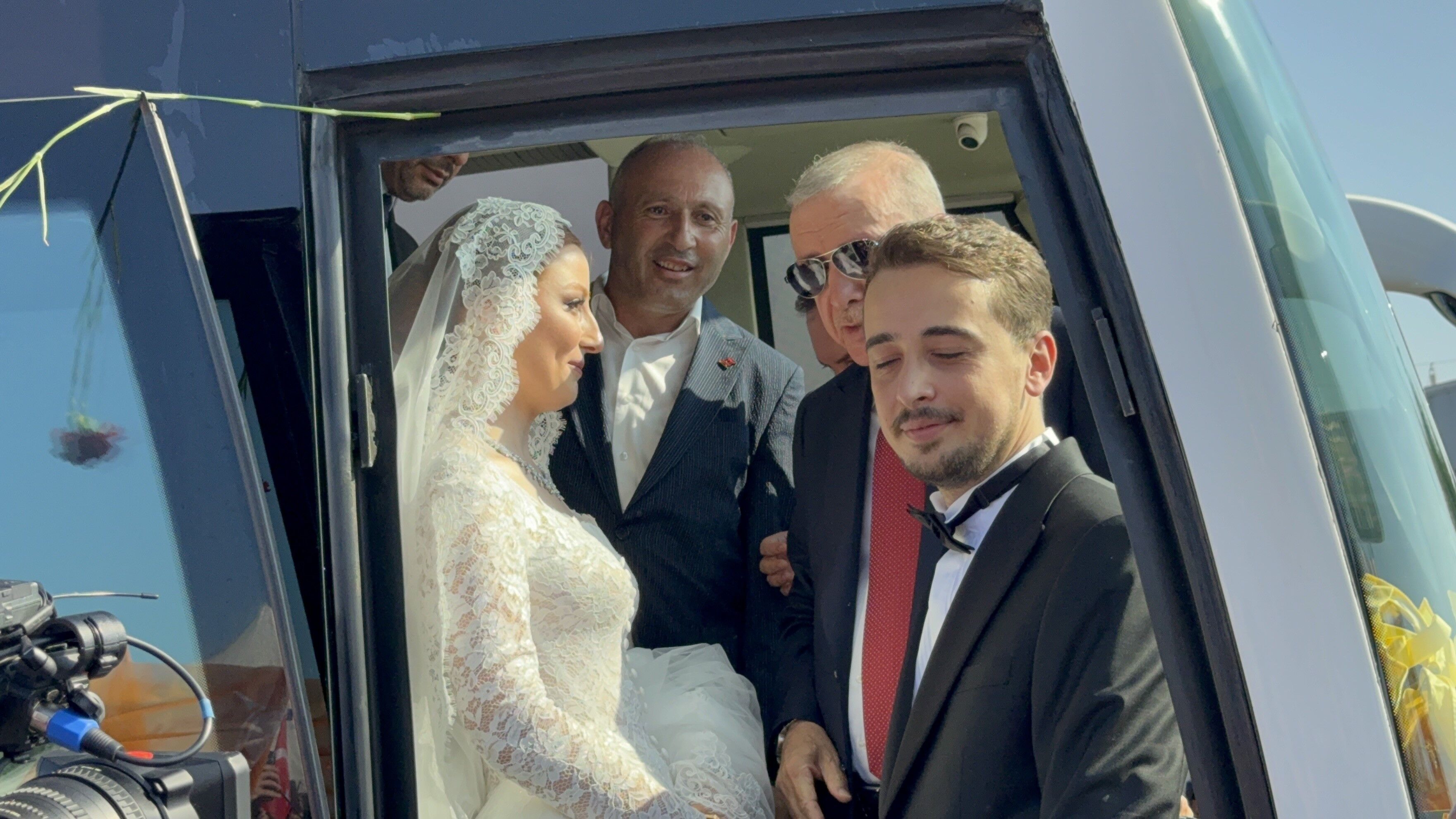 Gelin Ve Damat Düğün Salonu Yerine Erdoğan'ı Karşılamaya Gitti (2)