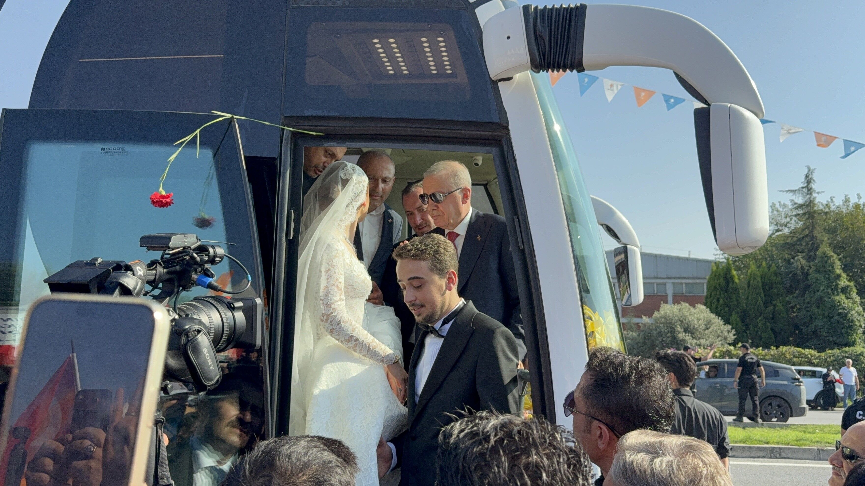 Gelin Ve Damat Düğün Salonu Yerine Erdoğan'ı Karşılamaya Gitti (3)