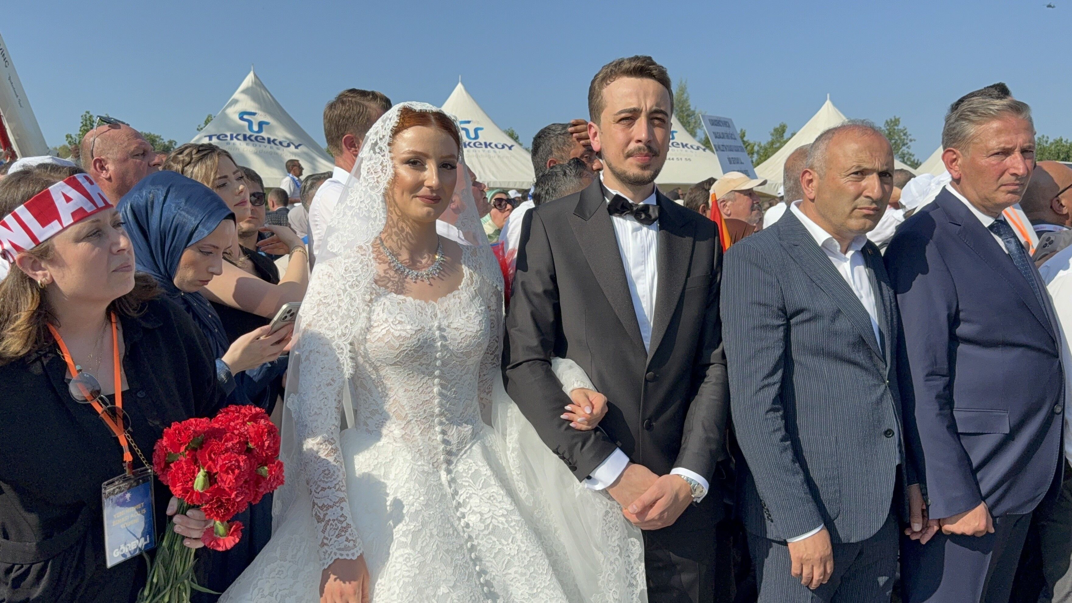 Gelin Ve Damat Düğün Salonu Yerine Erdoğan'ı Karşılamaya Gitti (4)