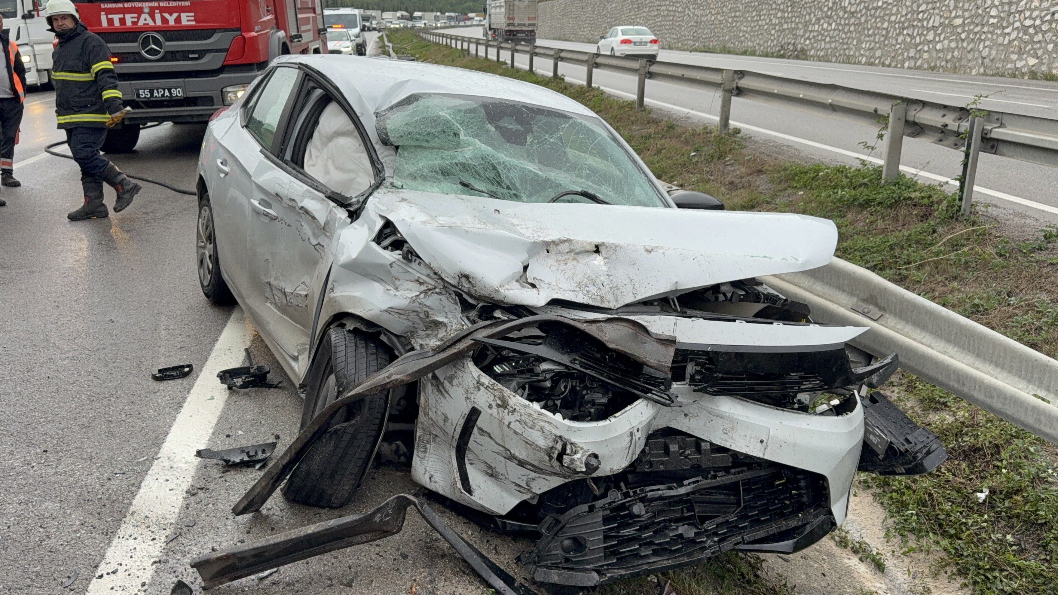 Kavak'da Otomobil Tır Ile Çarpıştı 2 Yaralı (1)