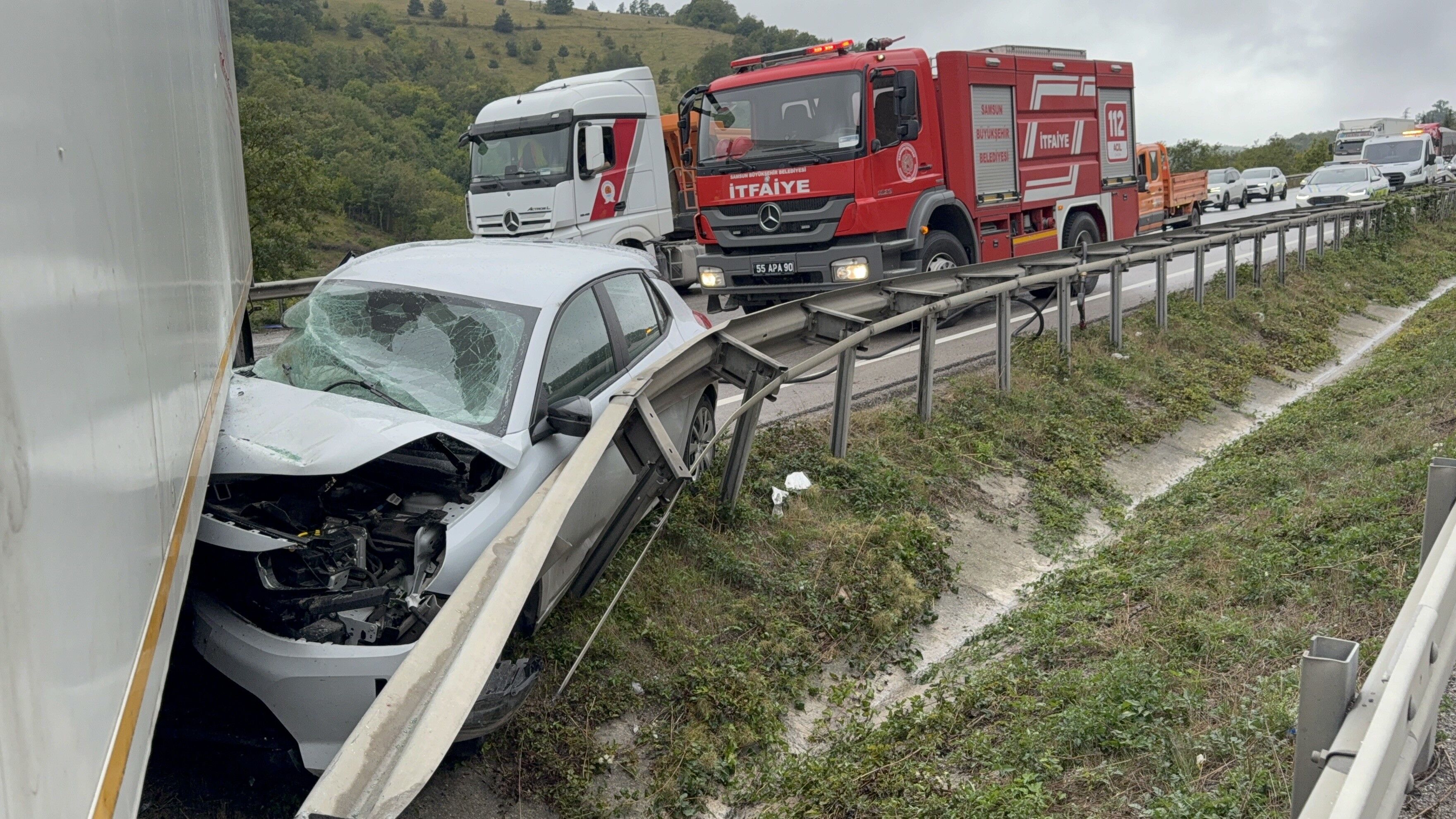 Kavak'da Otomobil Tır Ile Çarpıştı 2 Yaralı (2)