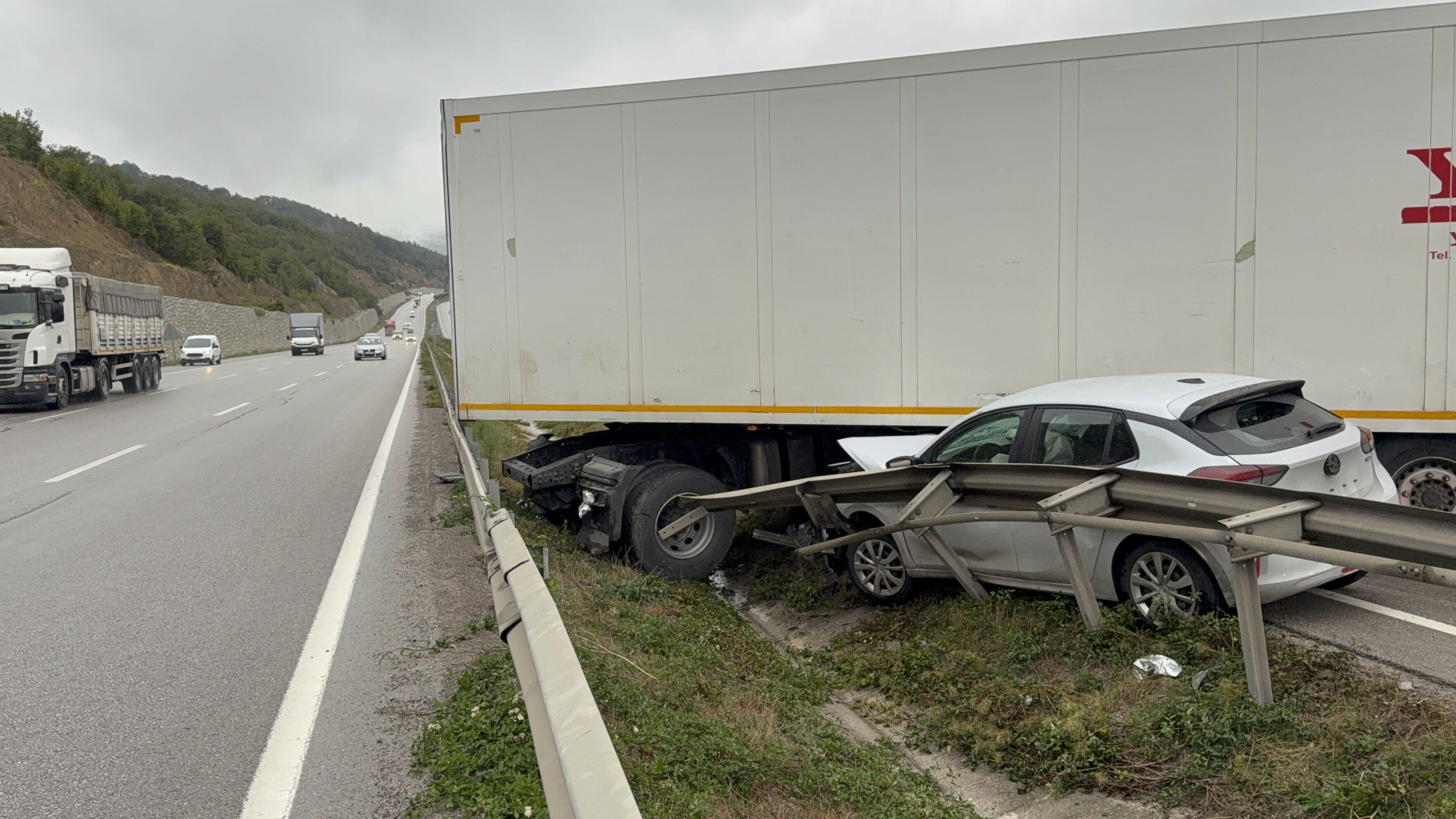 Kavak'da Otomobil Tır Ile Çarpıştı 2 Yaralı (4)