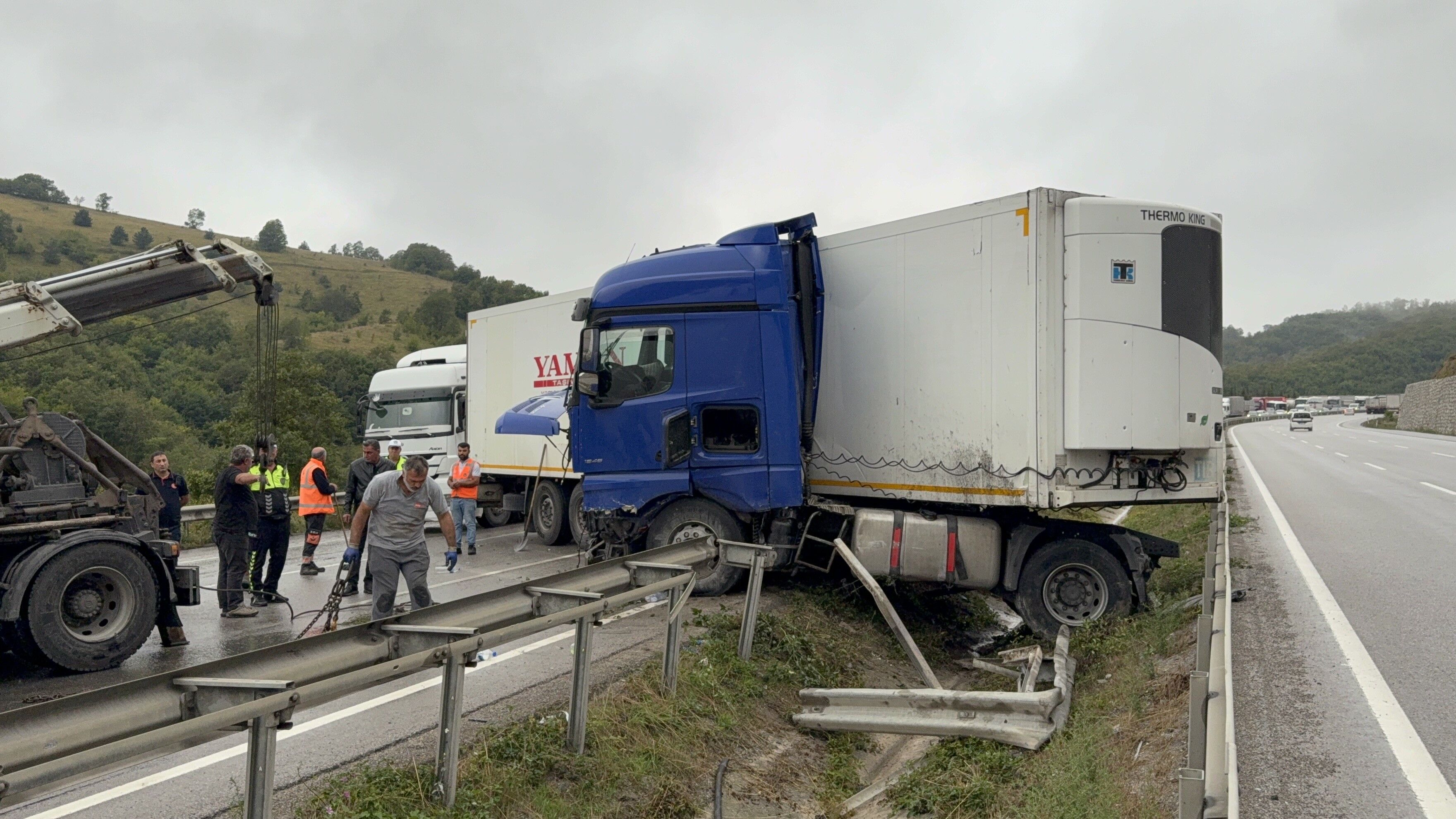 Kavak'da Otomobil Tır Ile Çarpıştı 2 Yaralı (5)
