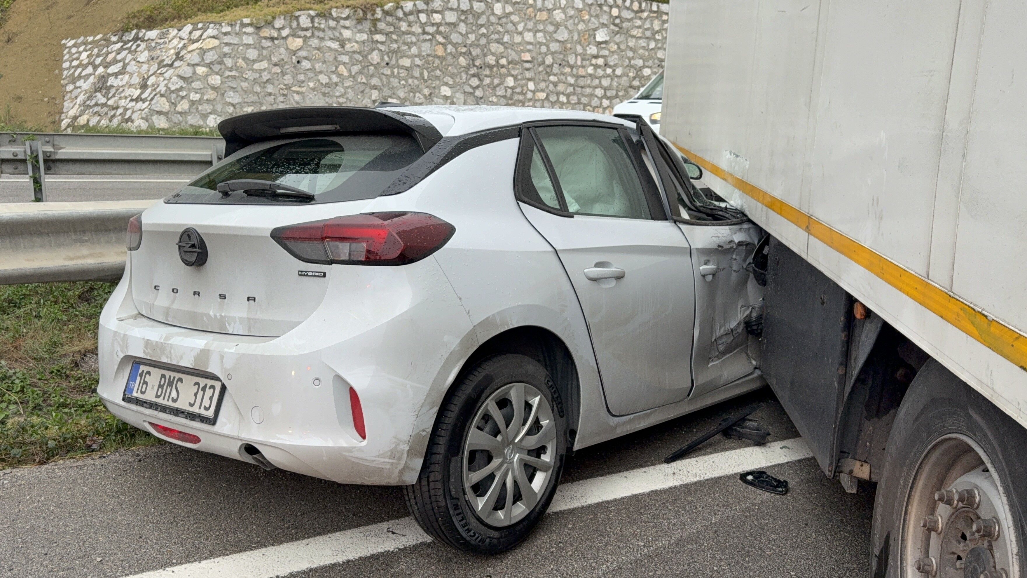Kavak'da Otomobil Tır Ile Çarpıştı 2 Yaralı (6)