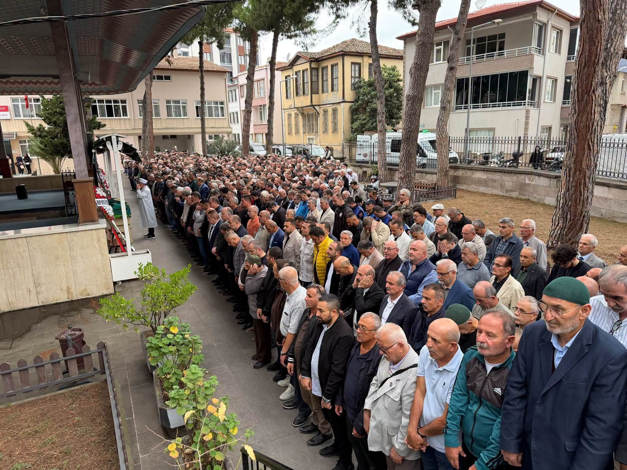 Özdemi̇r Ai̇lesi̇ni̇n Aci Günü; Kerem Özdemi̇r Dualarla Ebedi̇yete Uğurlandi (3)