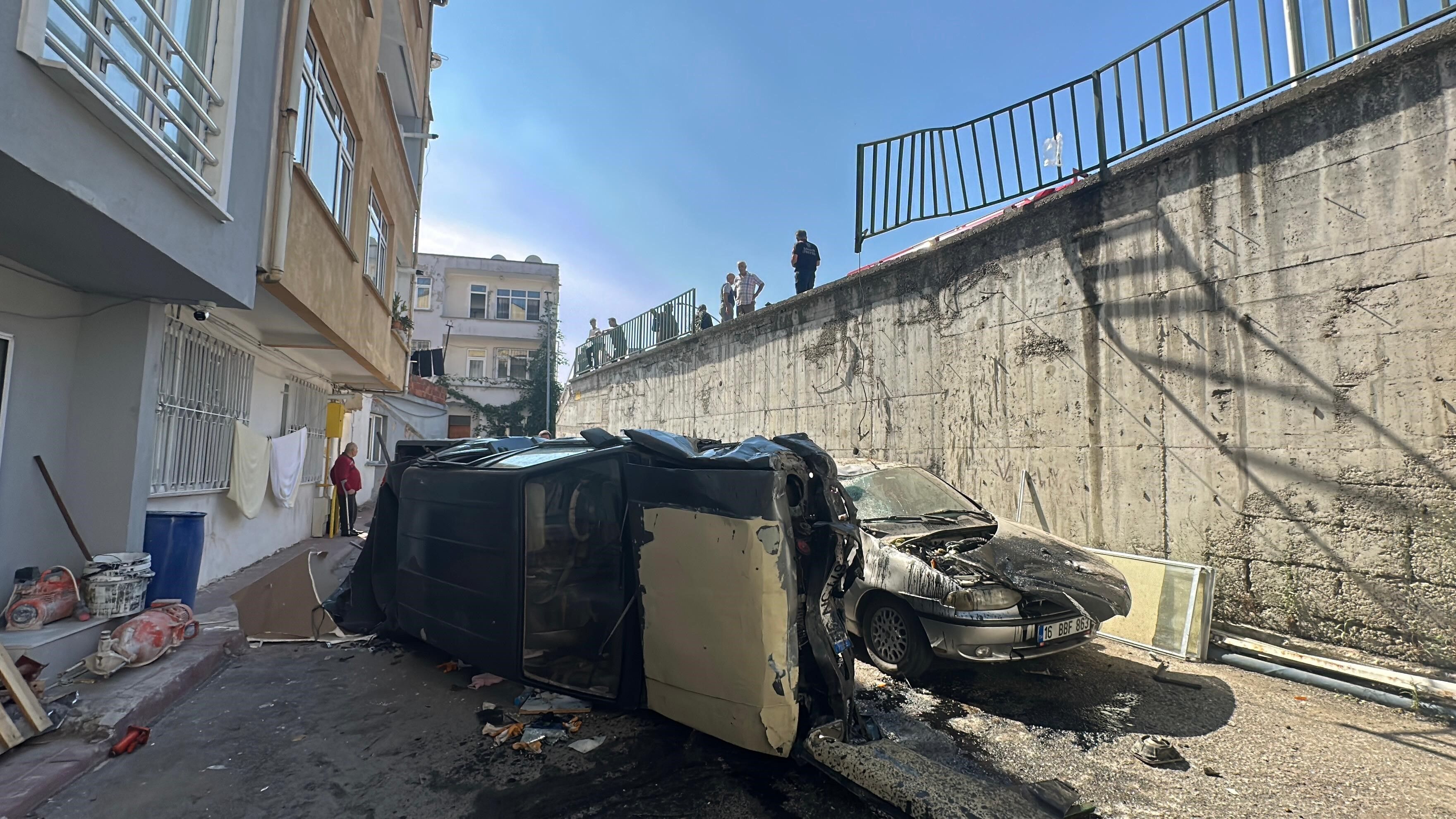 Pikap 5 Metreden Sokağa Uçtu 2 Yaralı (2)