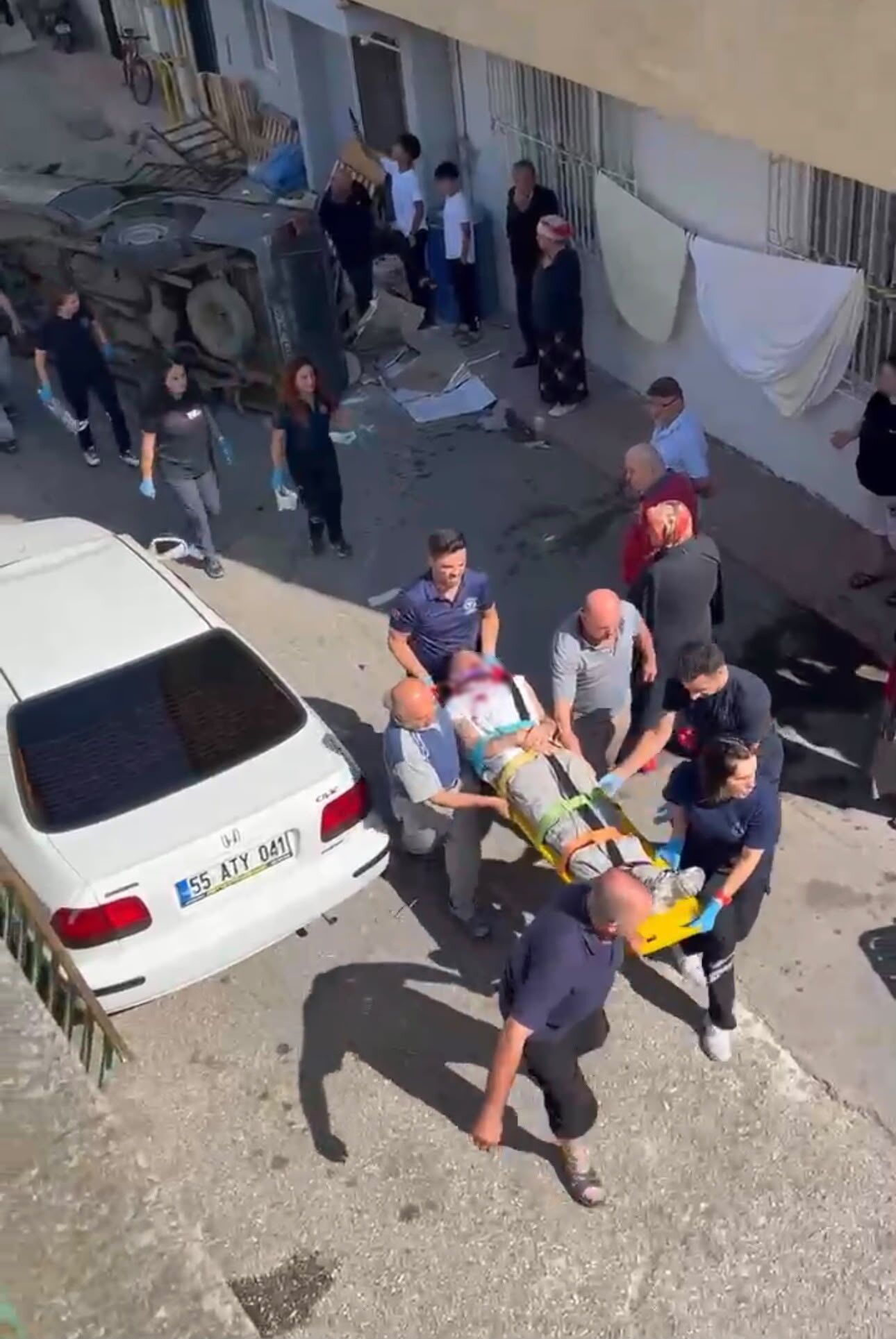 Pikap 5 Metreden Sokağa Uçtu 2 Yaralı (3)