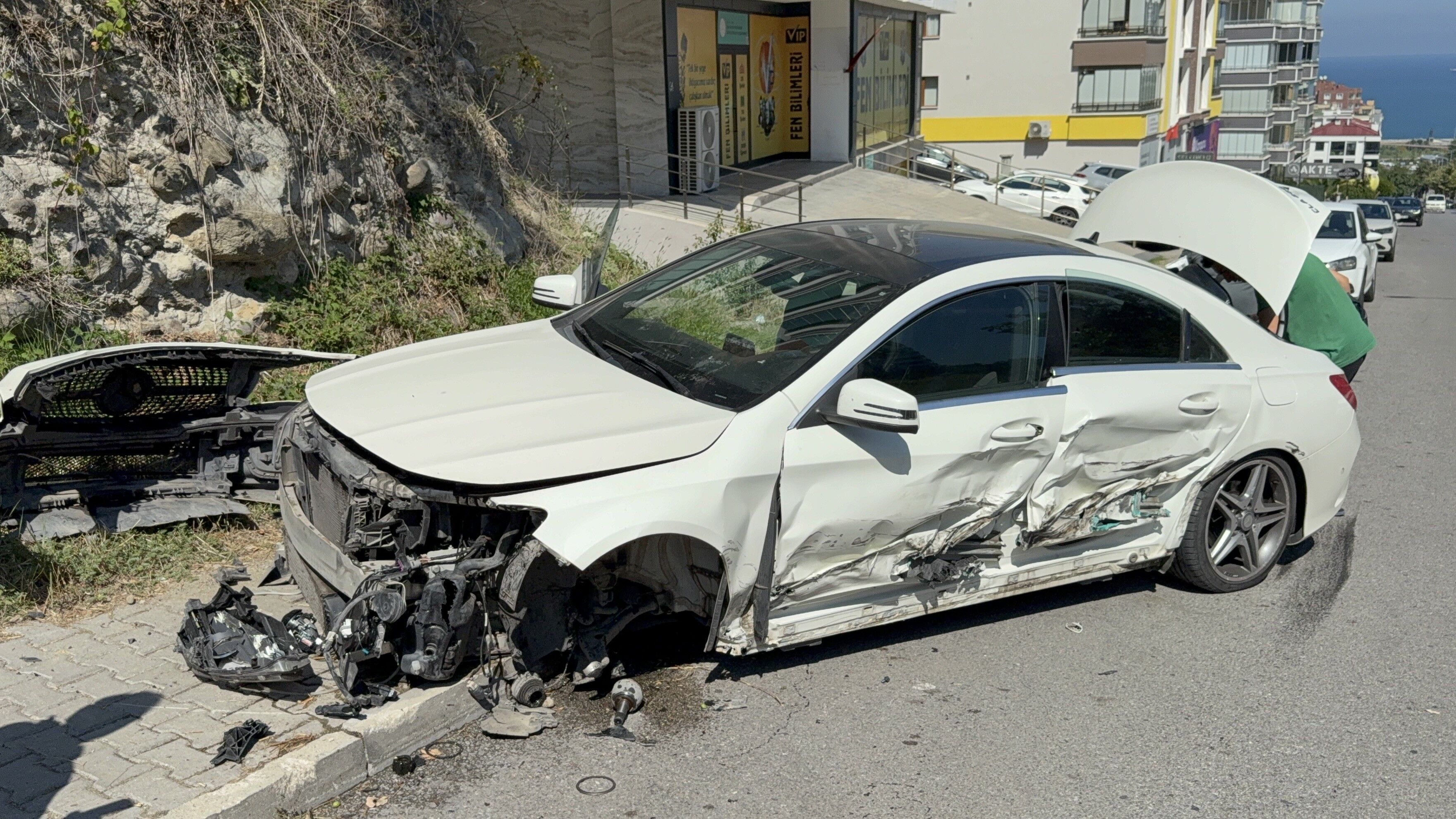 Samsun'da 2 Otomobile Çarpıp Savrulan Araç Duvara Çarptı 3 Yaralı (1)