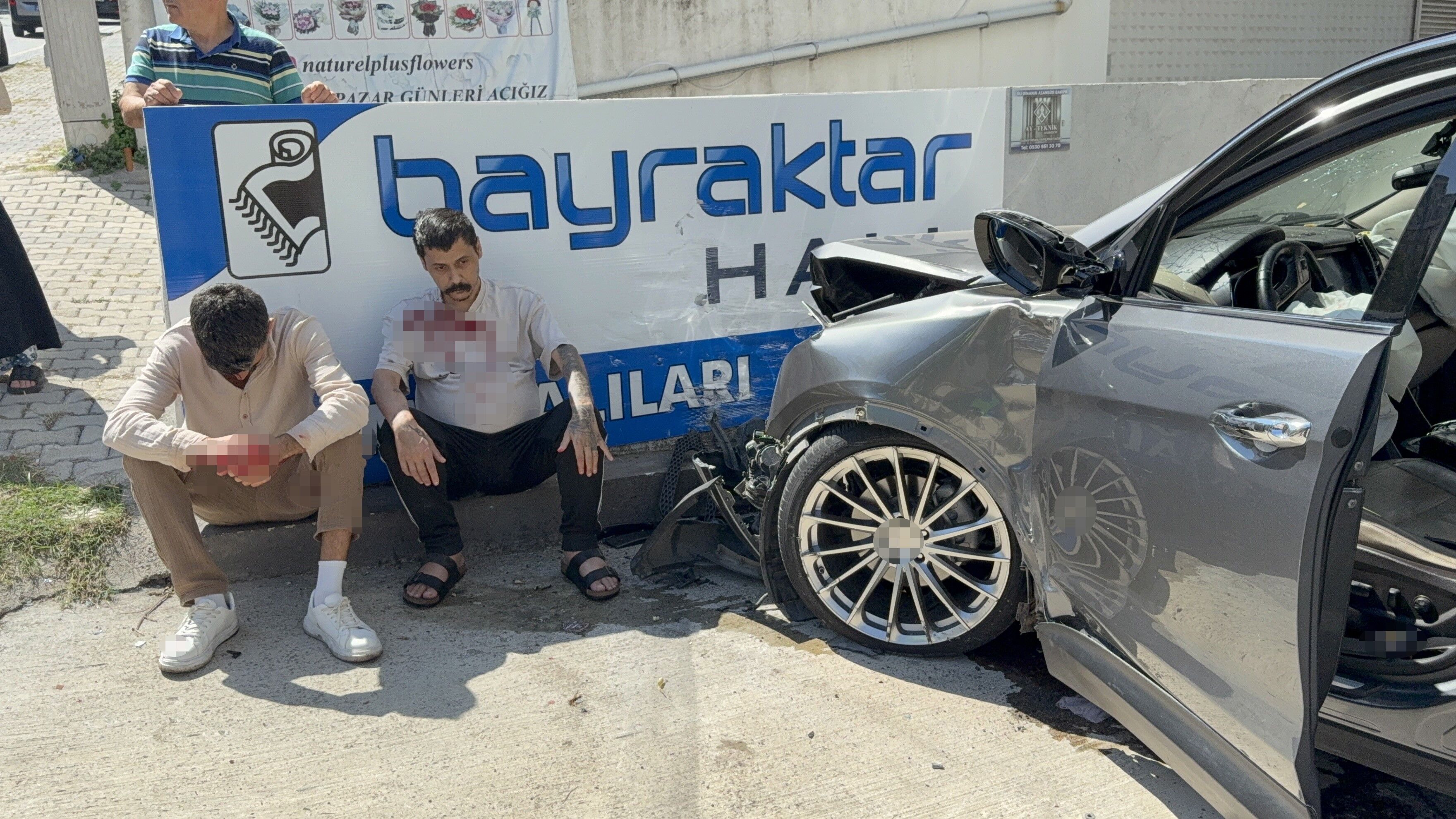 Samsun'da 2 Otomobile Çarpıp Savrulan Araç Duvara Çarptı 3 Yaralı (2)