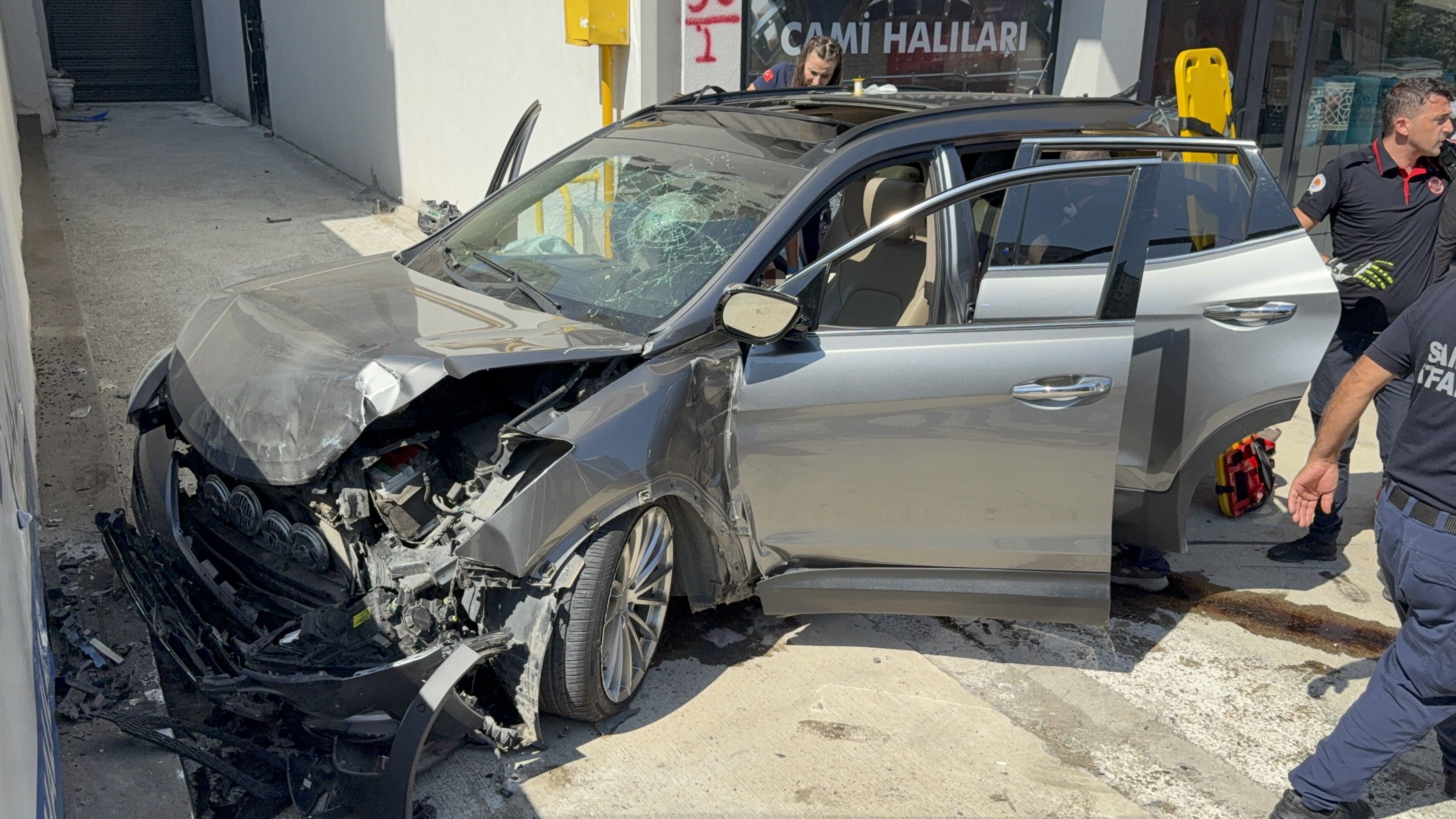 Samsun'da 2 Otomobile Çarpıp Savrulan Araç Duvara Çarptı 3 Yaralı (5)