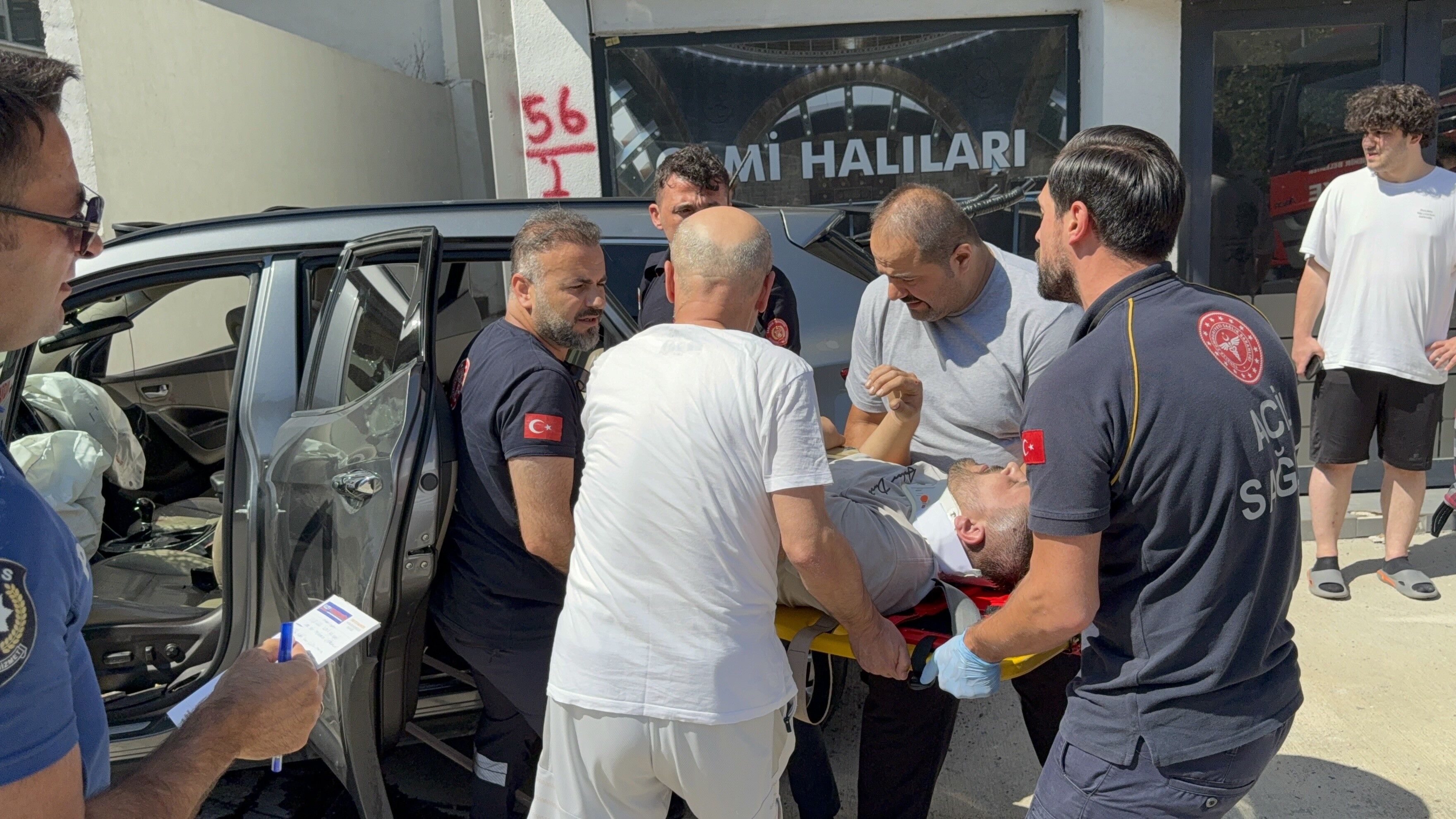Samsun'da 2 Otomobile Çarpıp Savrulan Araç Duvara Çarptı 3 Yaralı (6)