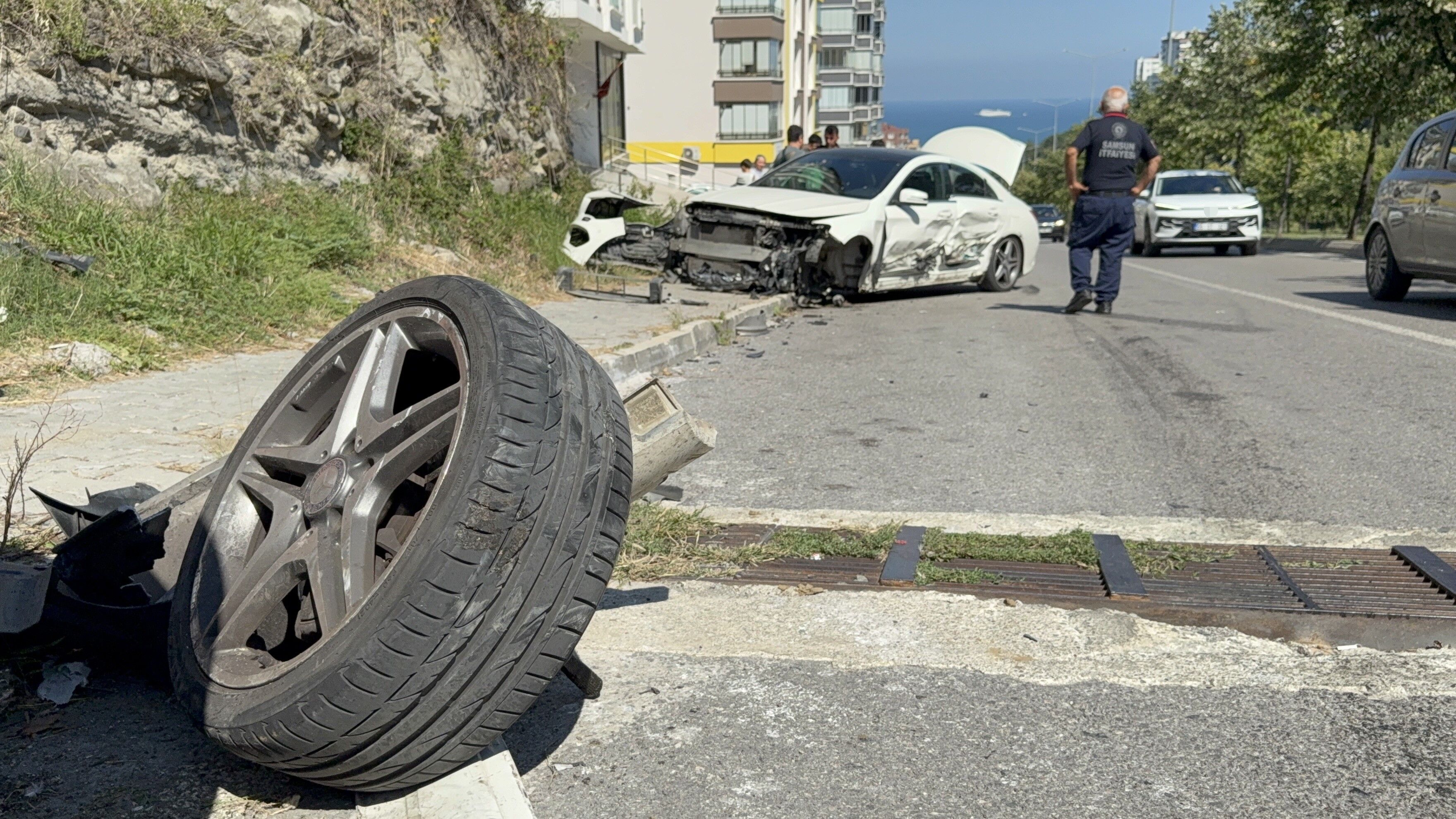 Samsun'da 2 Otomobile Çarpıp Savrulan Araç Duvara Çarptı 3 Yaralı (7)