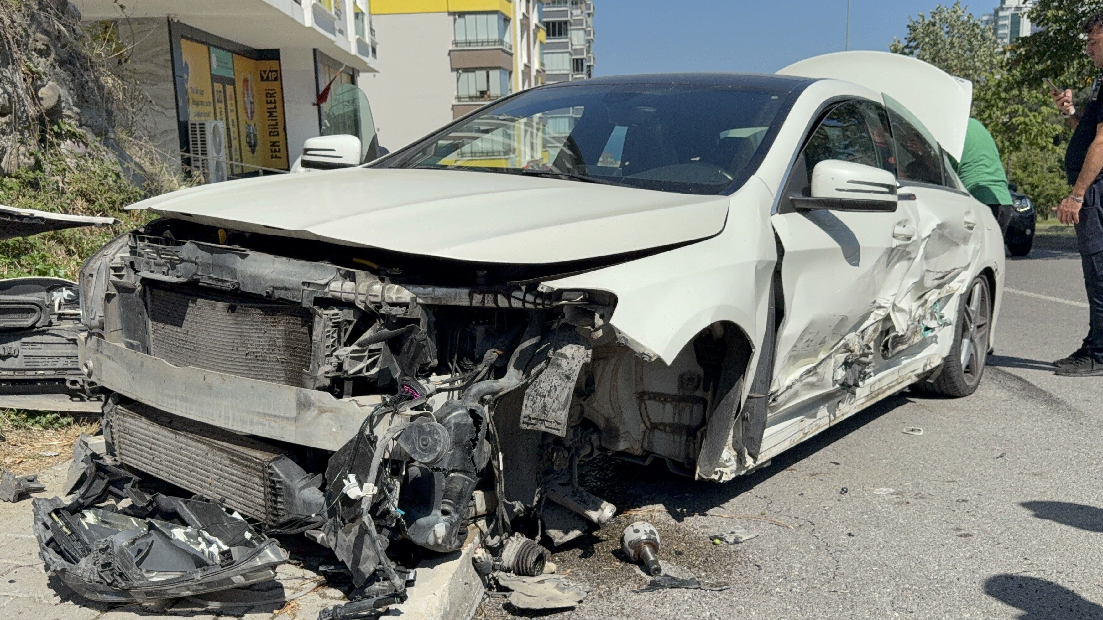 Samsun'da 2 Otomobile Çarpıp Savrulan Araç Duvara Çarptı 3 Yaralı (8)