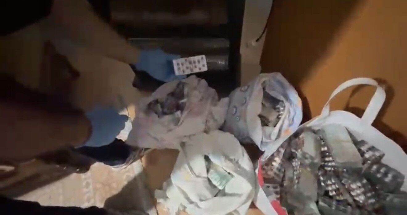 Samsun'da Ikamette 13 Bin 48 Sentetik Ecza Hap Ele Geçirildi1