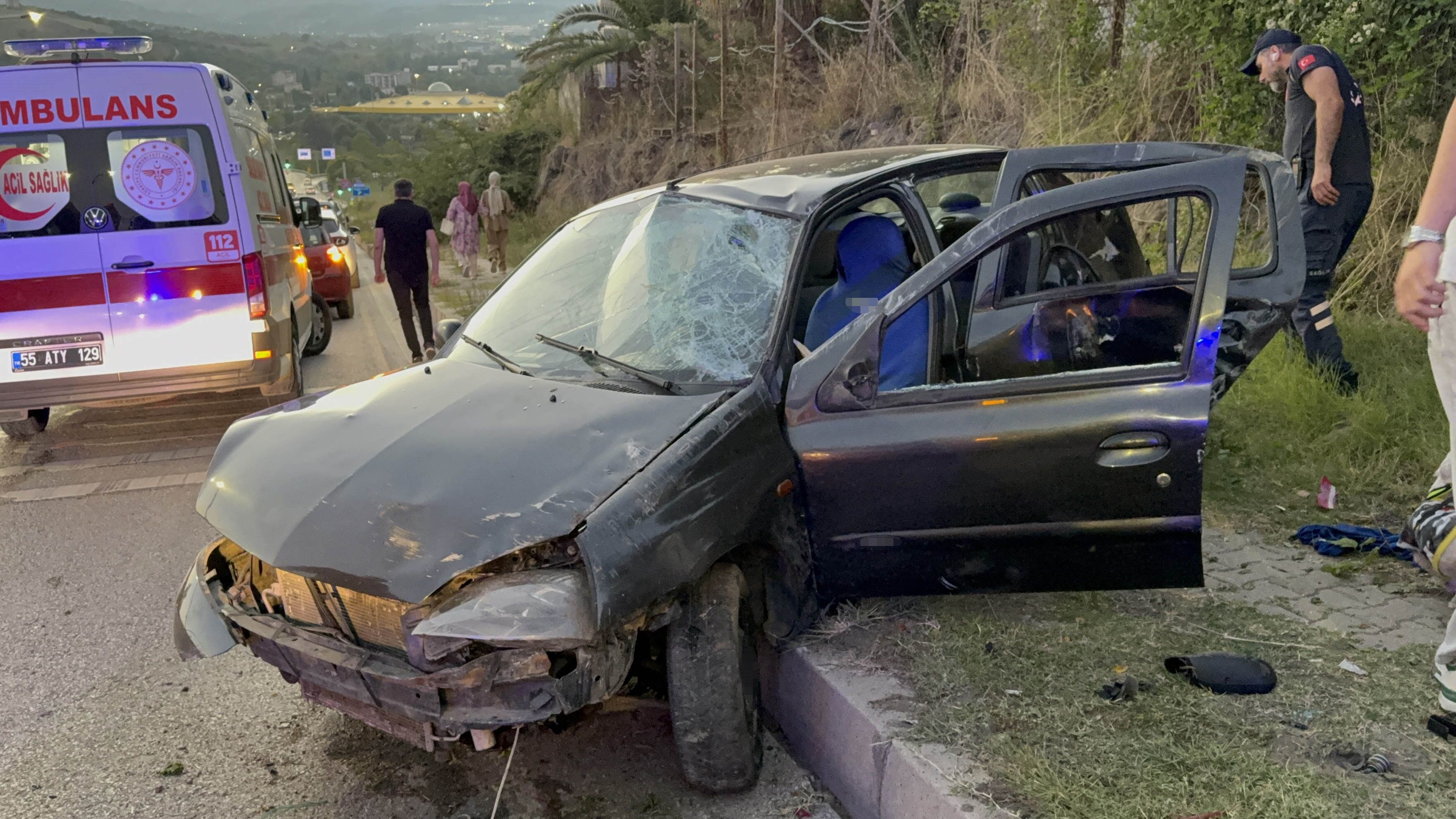 Samsun’da Otomobil Çöp Konteynerine Çarptı 2 Yaralı (1)