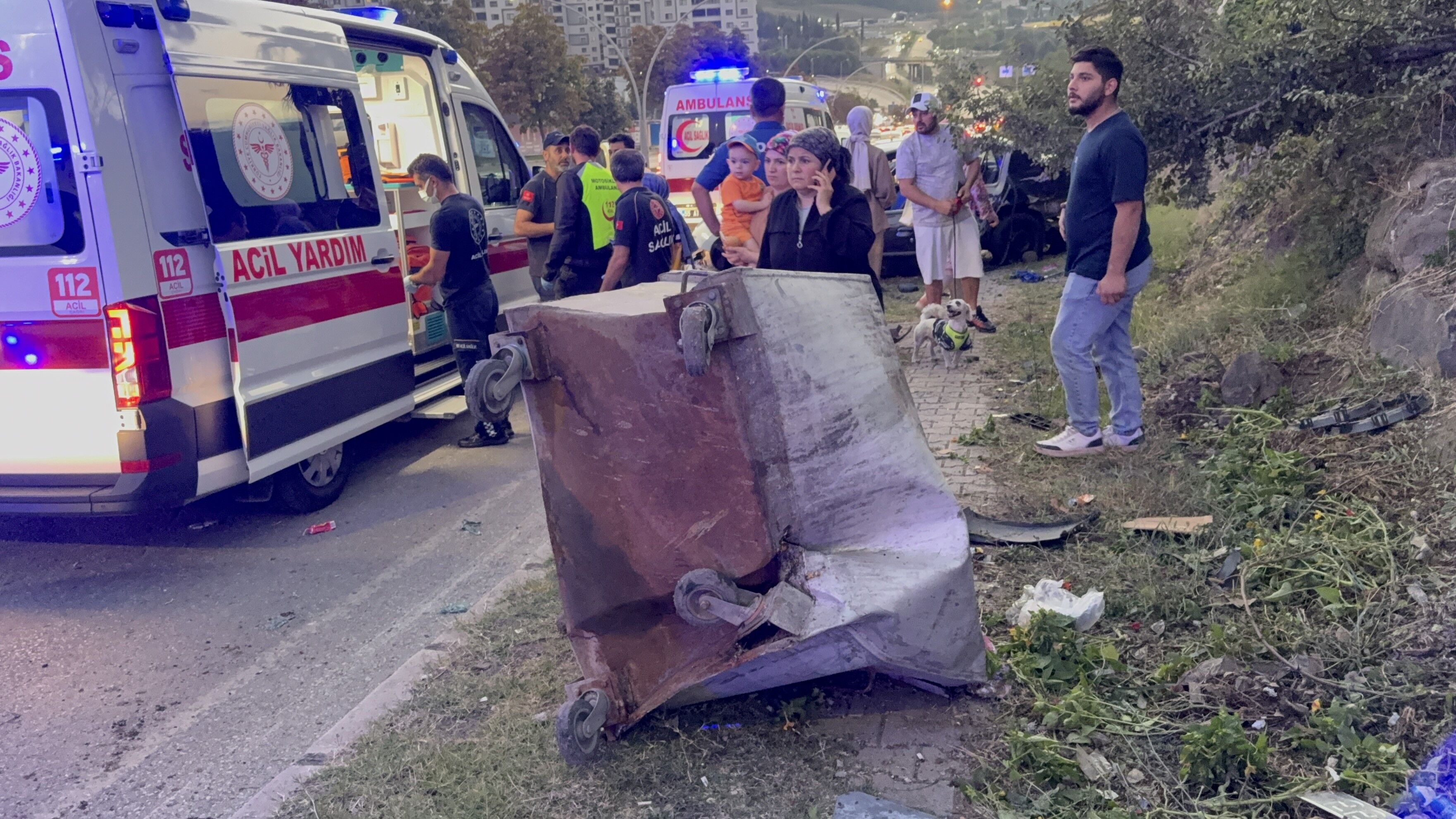 Samsun’da Otomobil Çöp Konteynerine Çarptı 2 Yaralı (2)