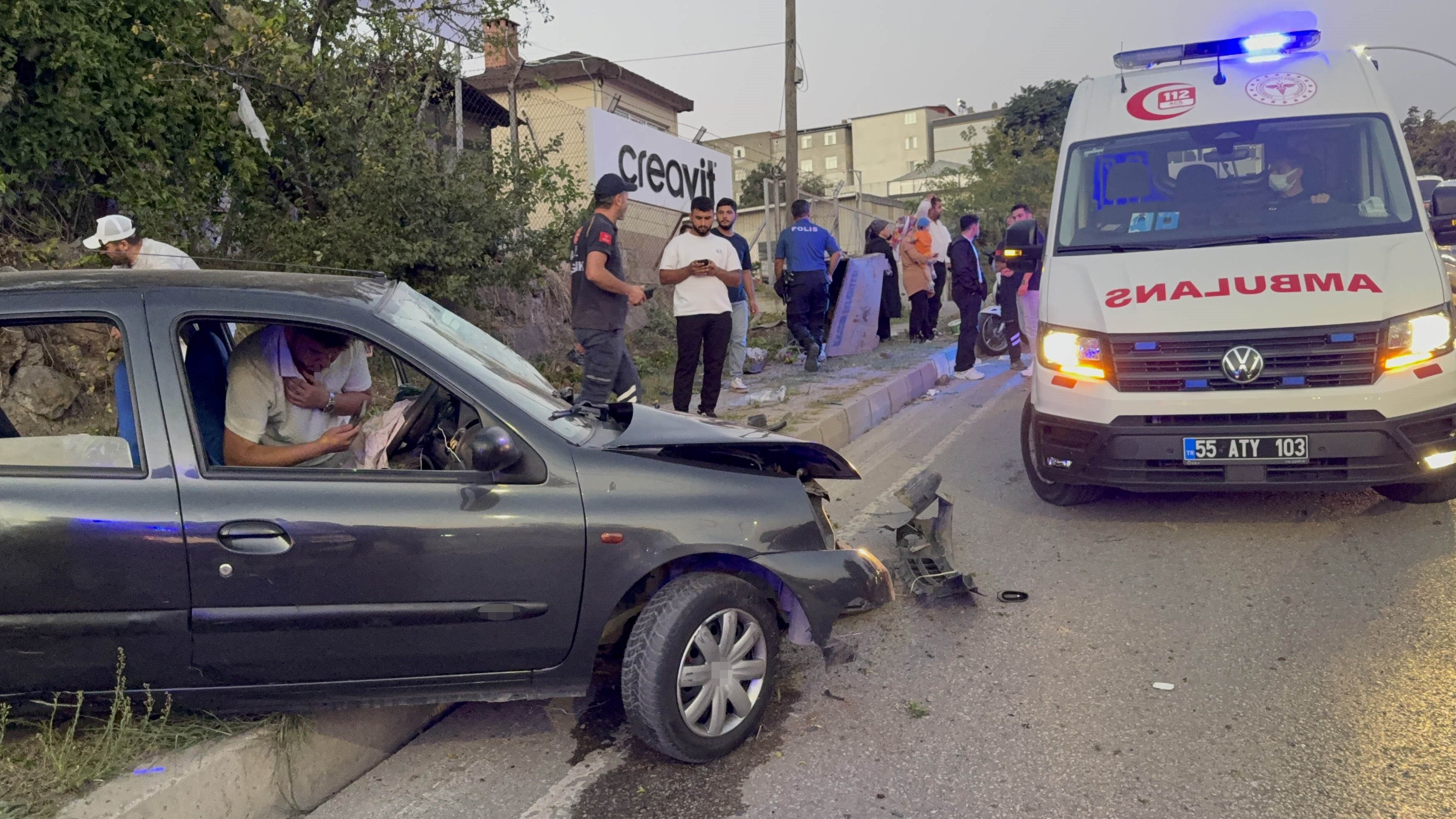 Samsun’da Otomobil Çöp Konteynerine Çarptı 2 Yaralı (3)