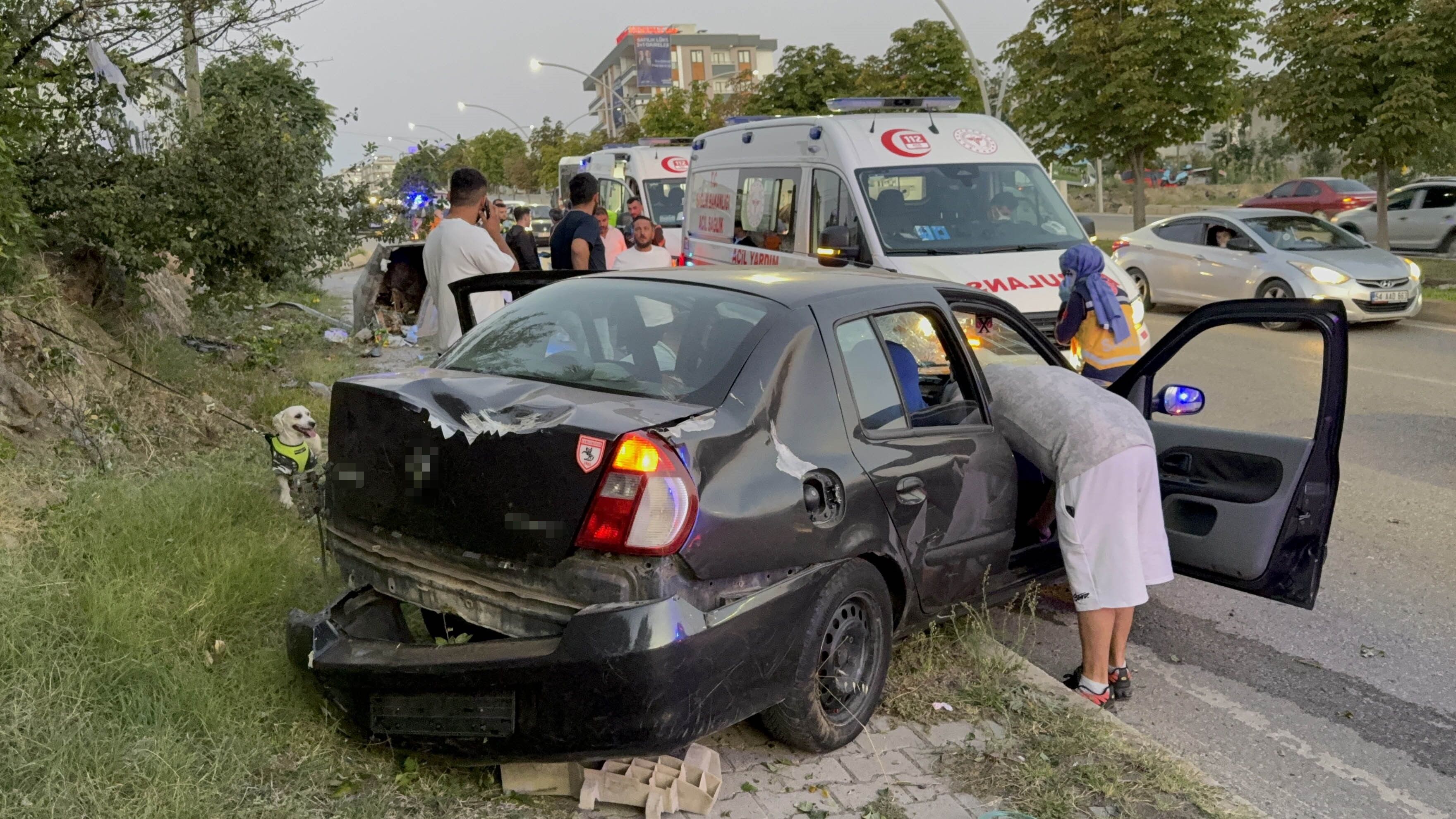 Samsun’da Otomobil Çöp Konteynerine Çarptı 2 Yaralı (4)