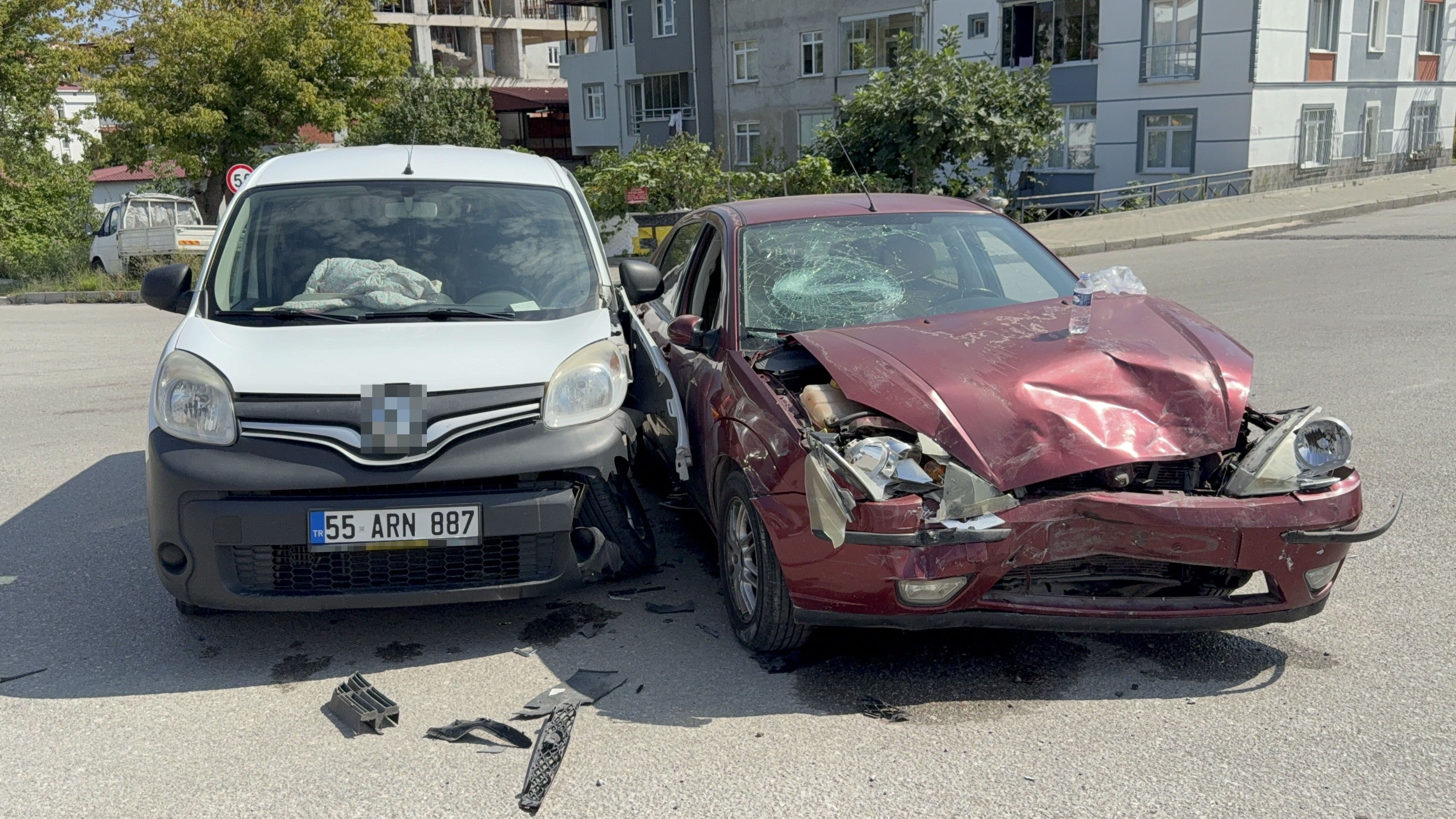 Samsun'da Otomobil Ile Hafif Ticari Araç Çarpıştı
