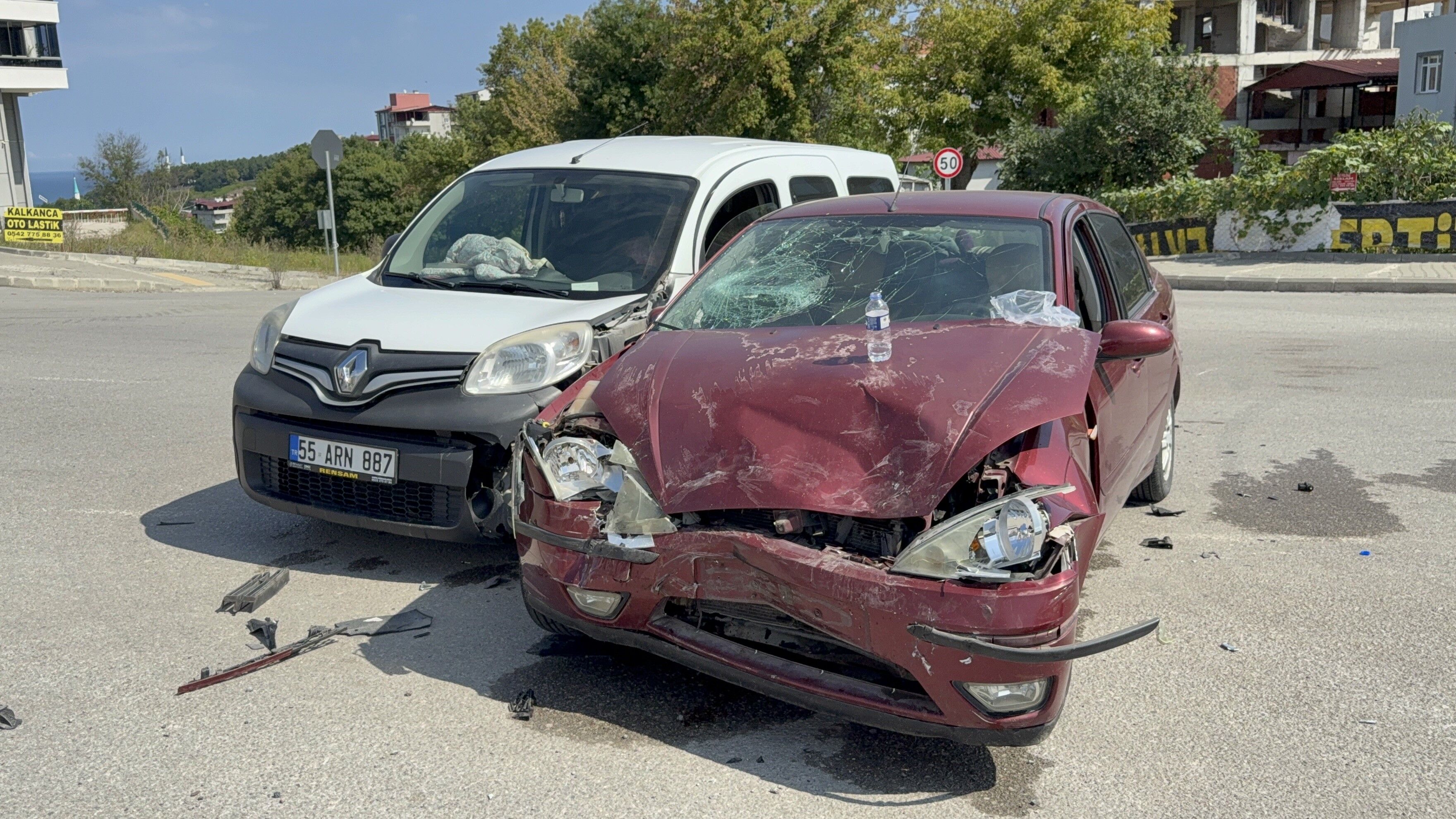 Samsun'da Otomobil Ile Hafif Ticari Araç Çarpıştı1