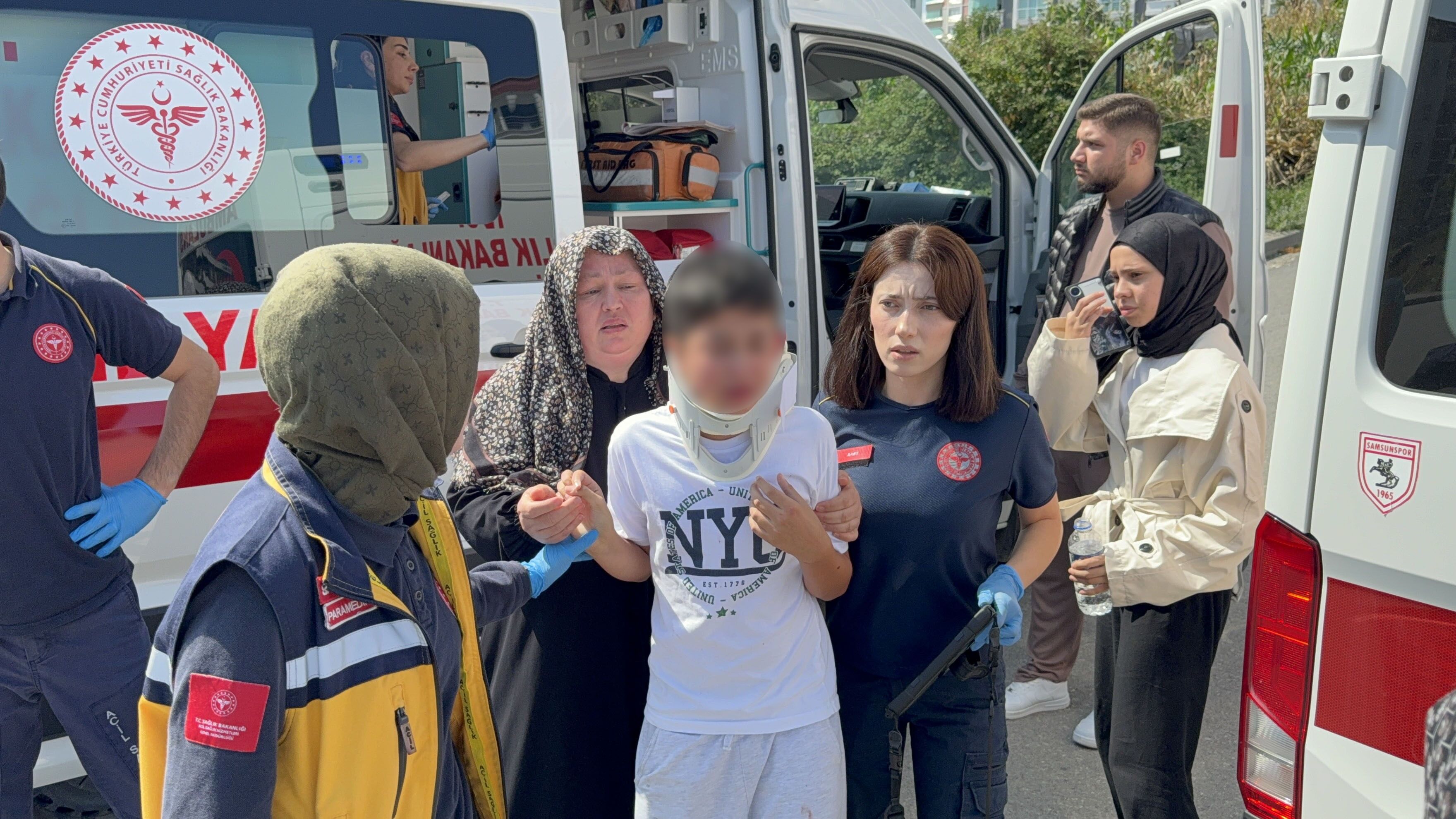 Samsun'da Otomobil Ile Hafif Ticari Araç Çarpıştı3