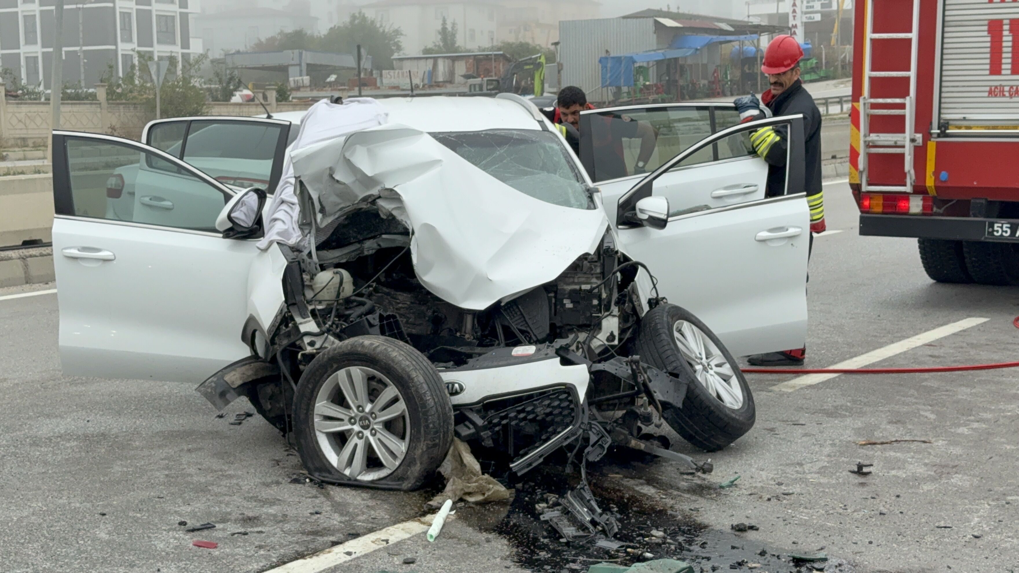Samsun’da Suv Araç Direğe Çarptı (2)