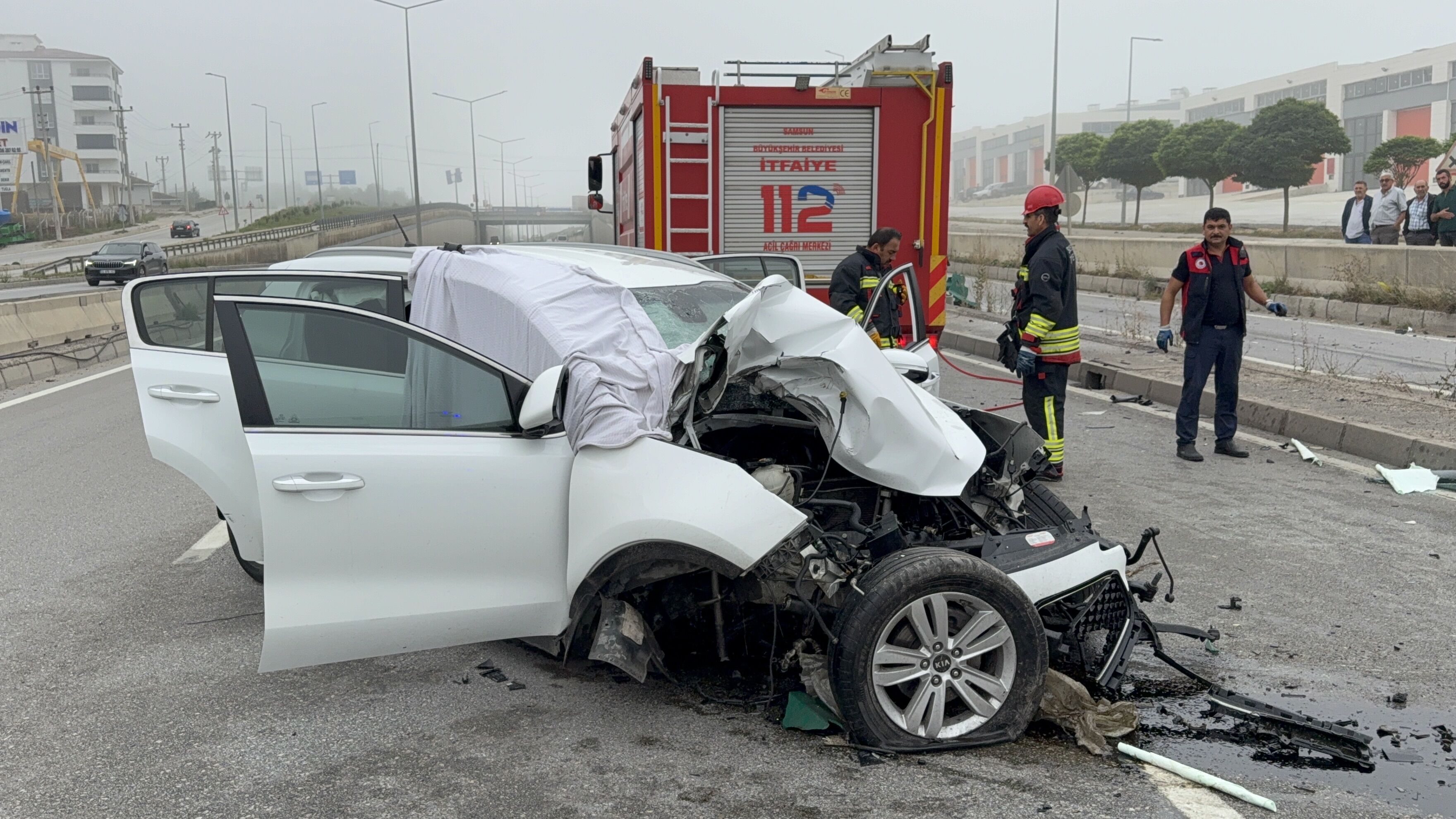 Samsun’da Suv Araç Direğe Çarptı (4)