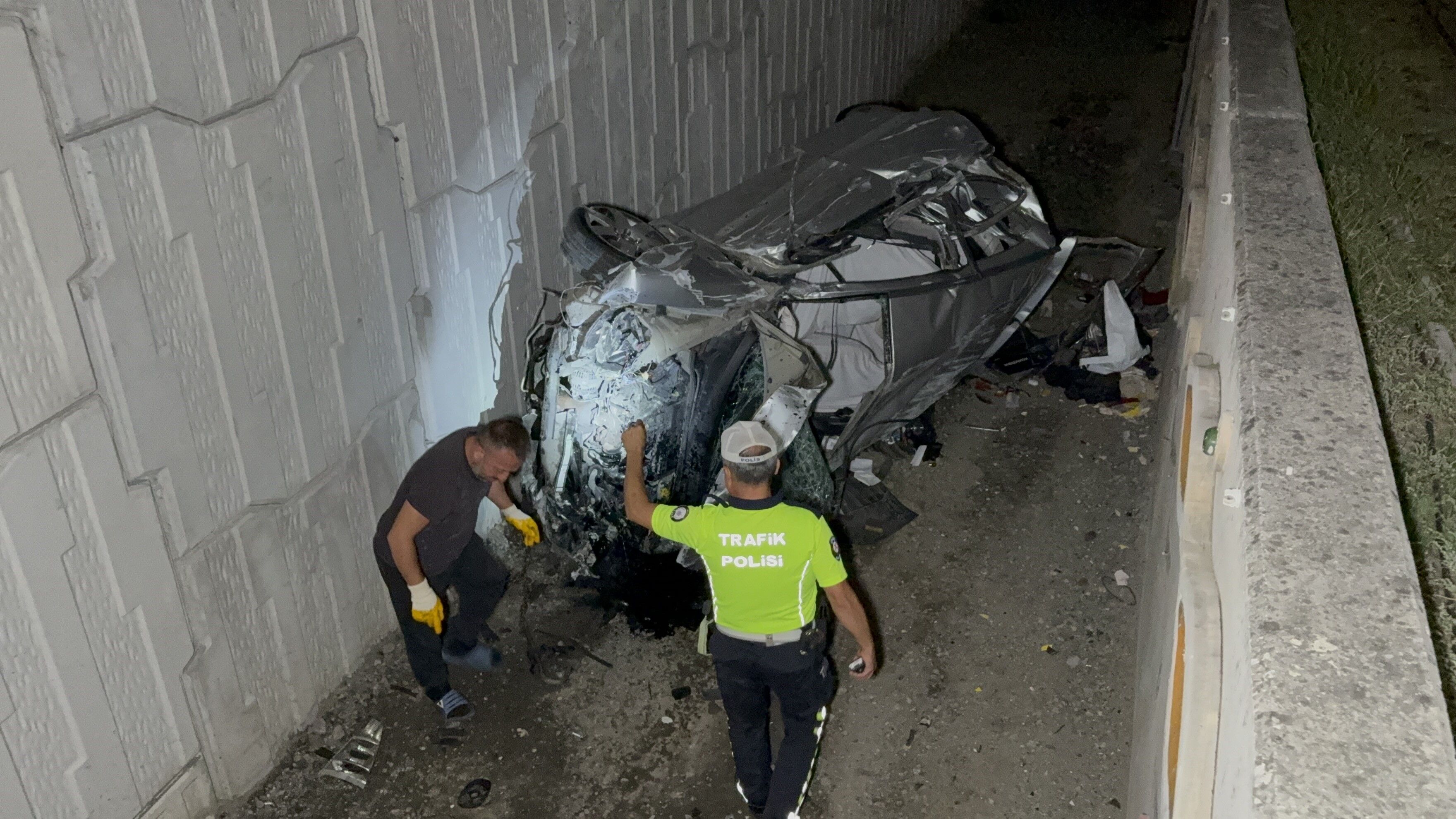 Samsun'da Takla Atarak Hurdaya Dönen Otomobilde 2 Kişi Yaralandı (6)