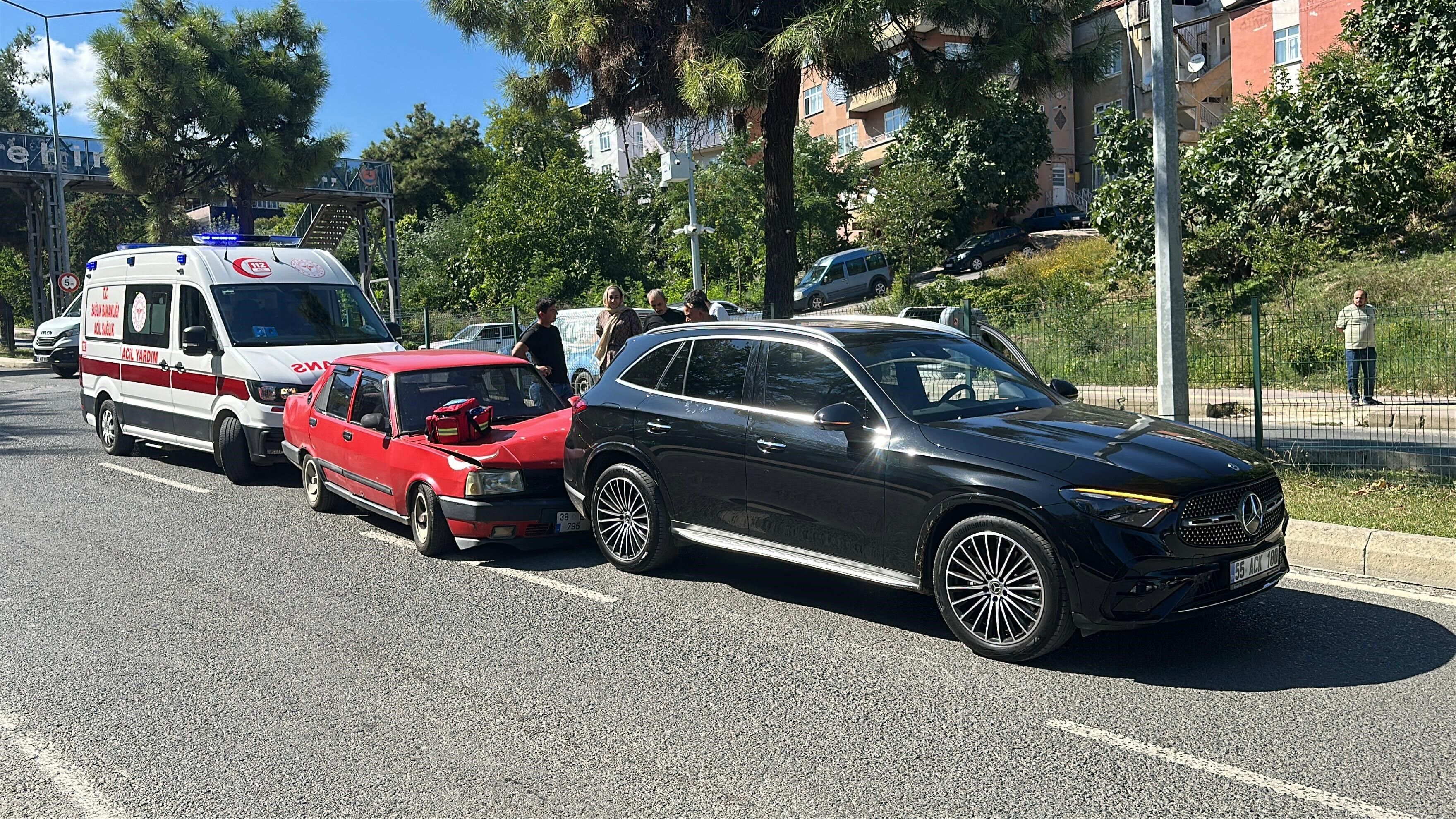 Samsun’da Tofaş, Lüks Suv’a Arkadan Çarptı