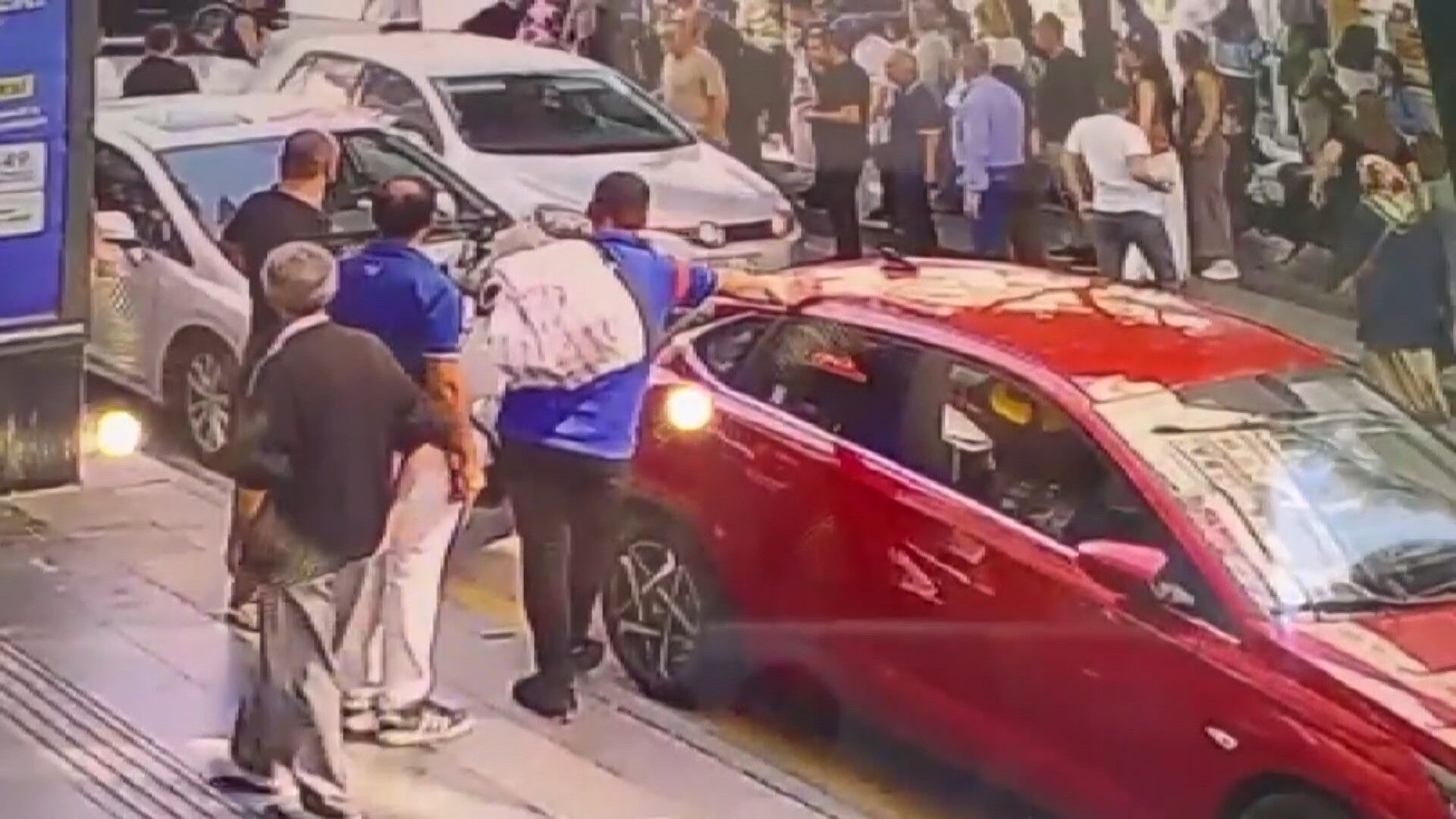 Samsun'da Yaşlı Kadın Ile Torununa Otomobilin Çarptığı Anlar Kamerada (2)