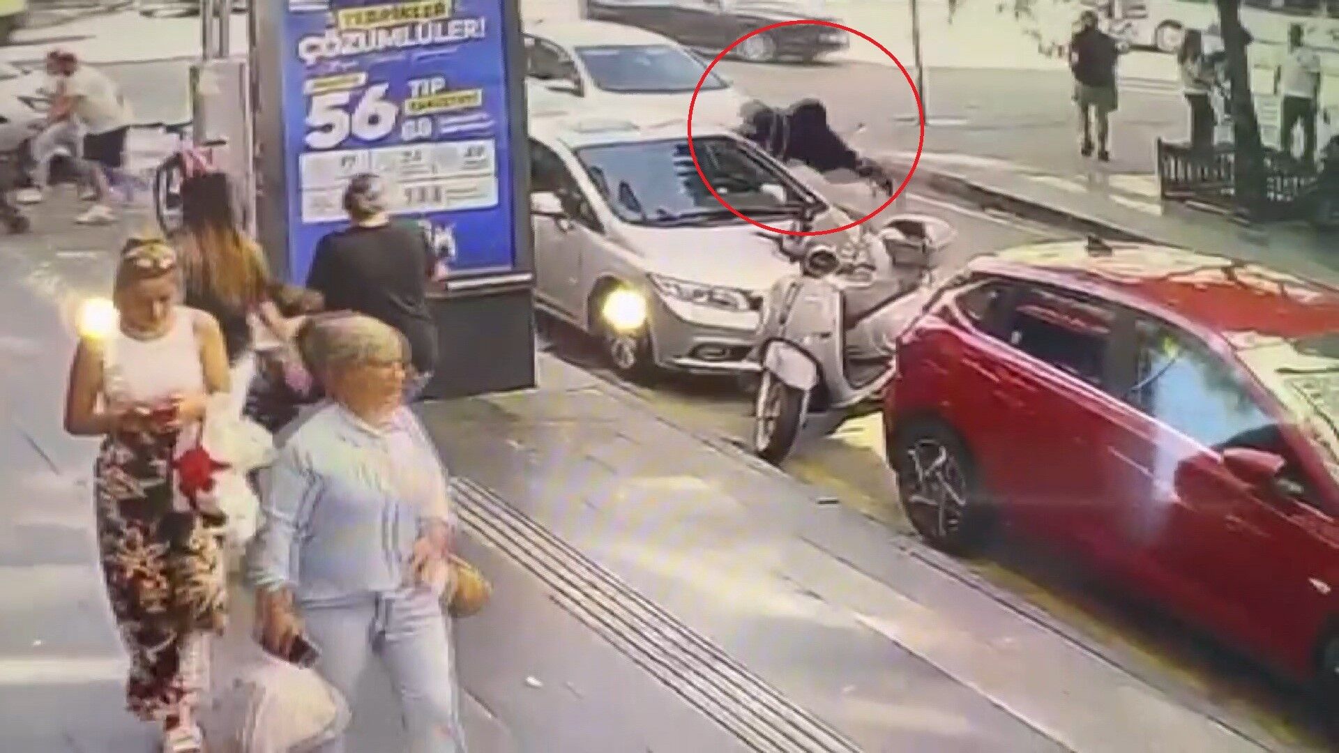 Samsun'da Yaşlı Kadın Ile Torununa Otomobilin Çarptığı Anlar Kamerada