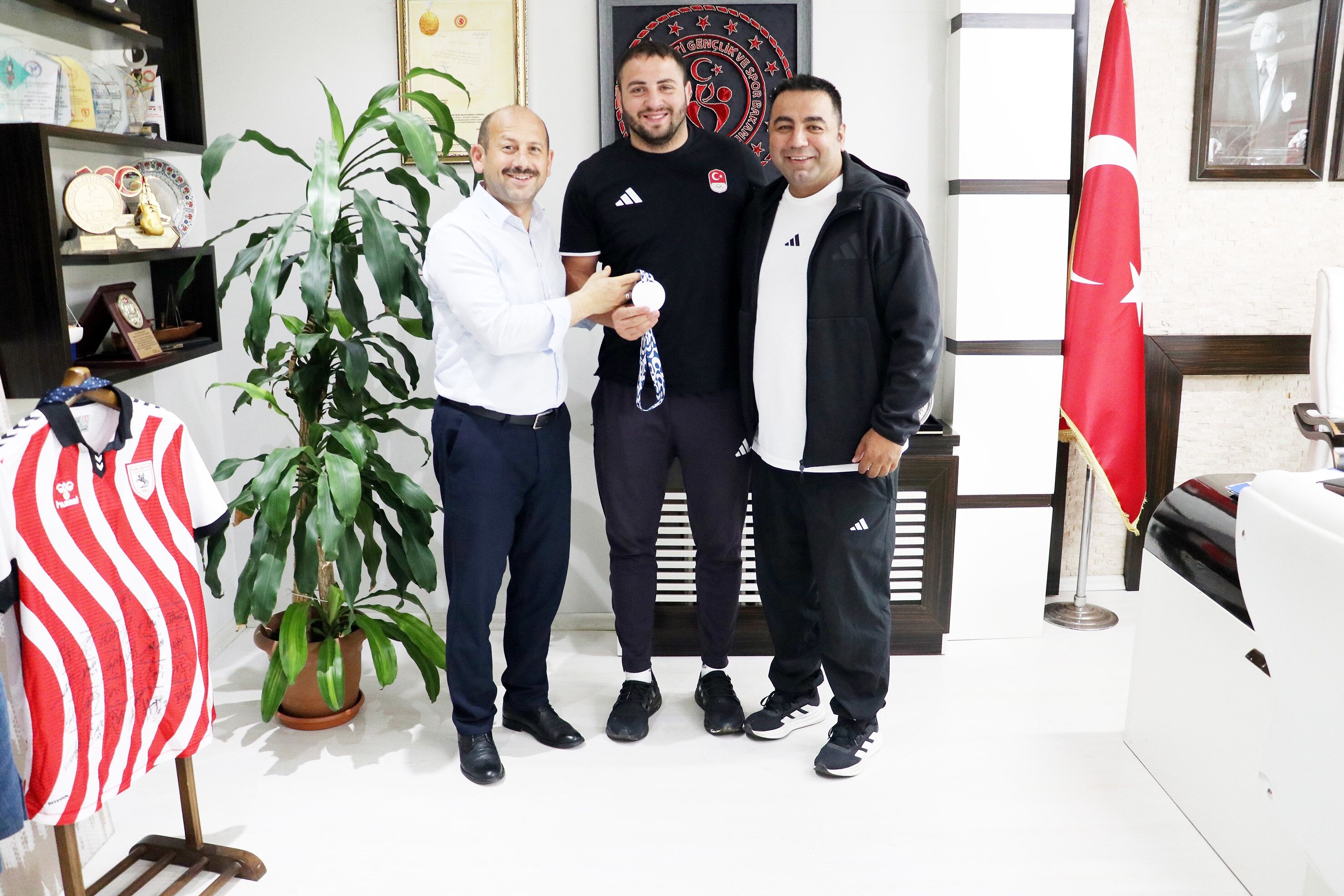 Samsunlu Boksör Berat Acar, Akdeniz Oyunları’nda Gümüş Madalya Kazandı