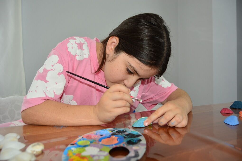 Samsunlu Minik Elif Zehra, Deniz Kabuklarını Sanat Eserine Dönüştürüyor (5)